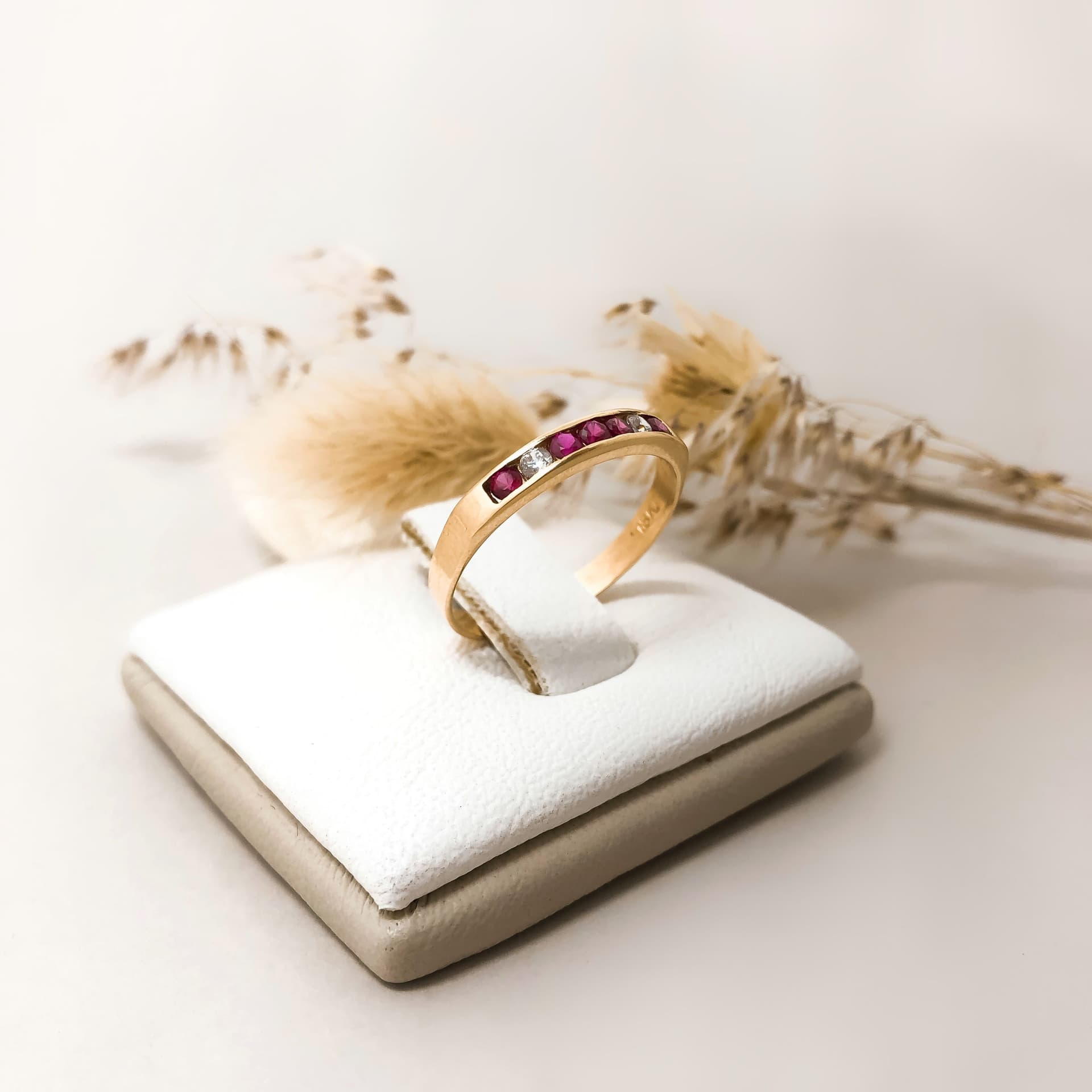 Anillo 1/2 Sin Fin Piedras Rojas con Blancas