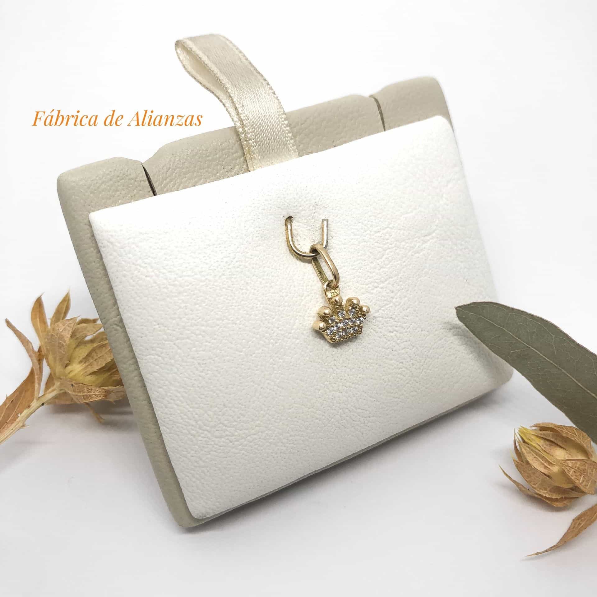 Dije Corona con Piedras Blancas