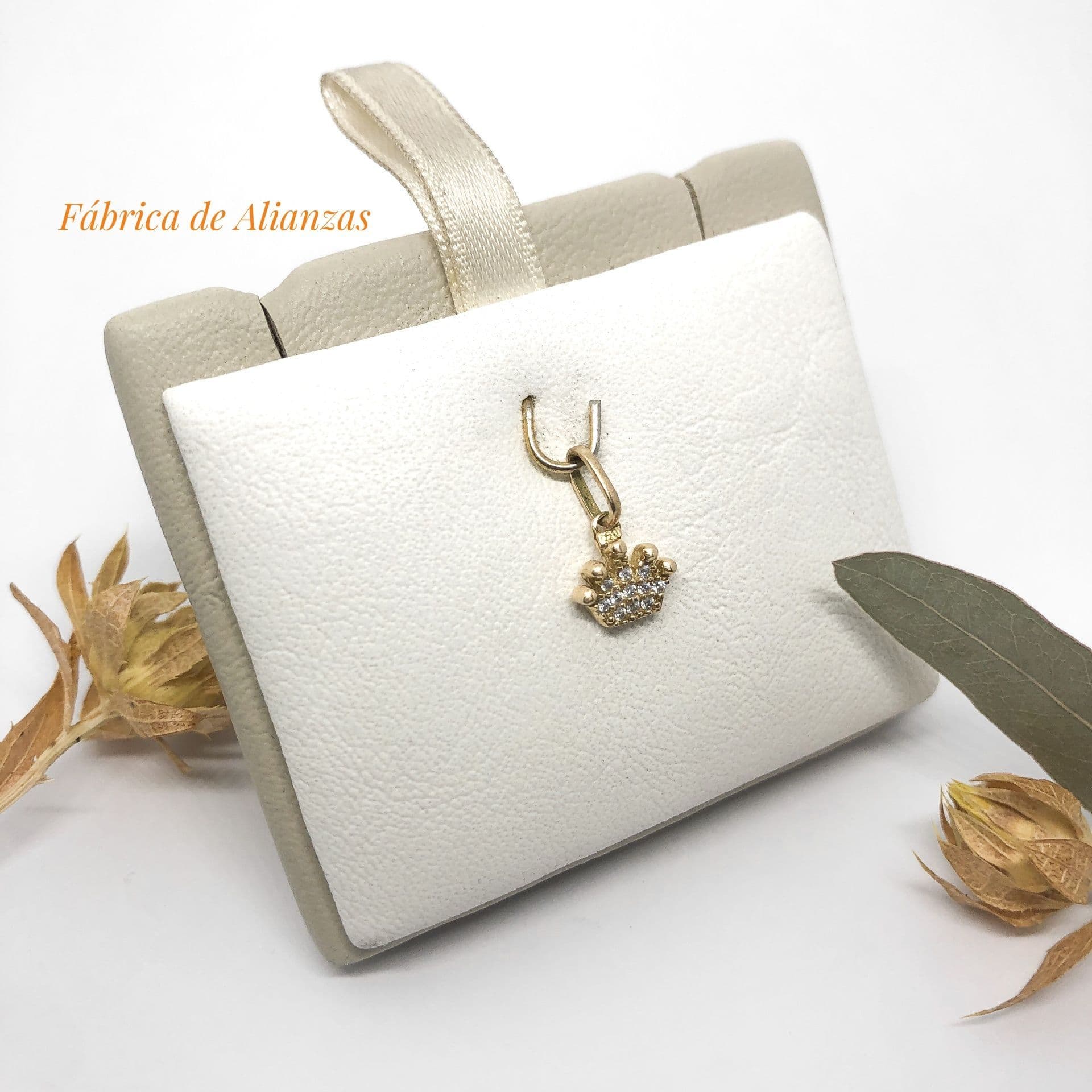 Dije Corona con Piedras Blancas