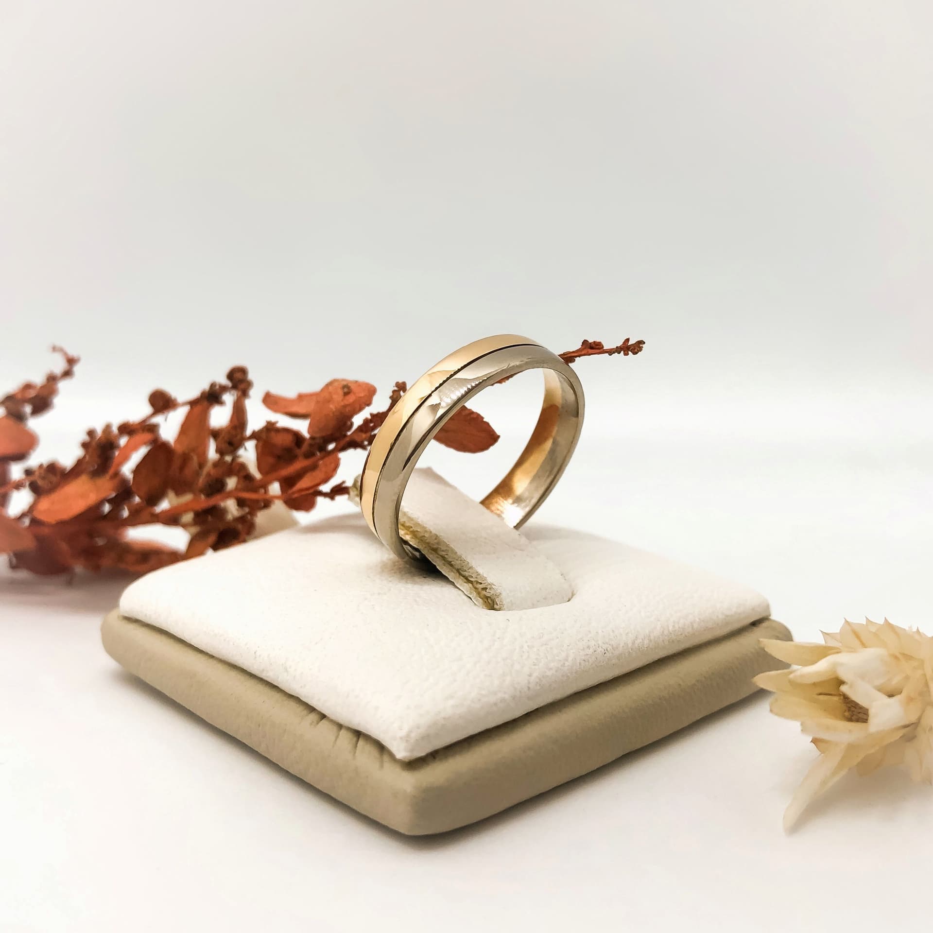 Alianza Cinta Oro Blanco Oro Rosado con Canaleta en el Centro