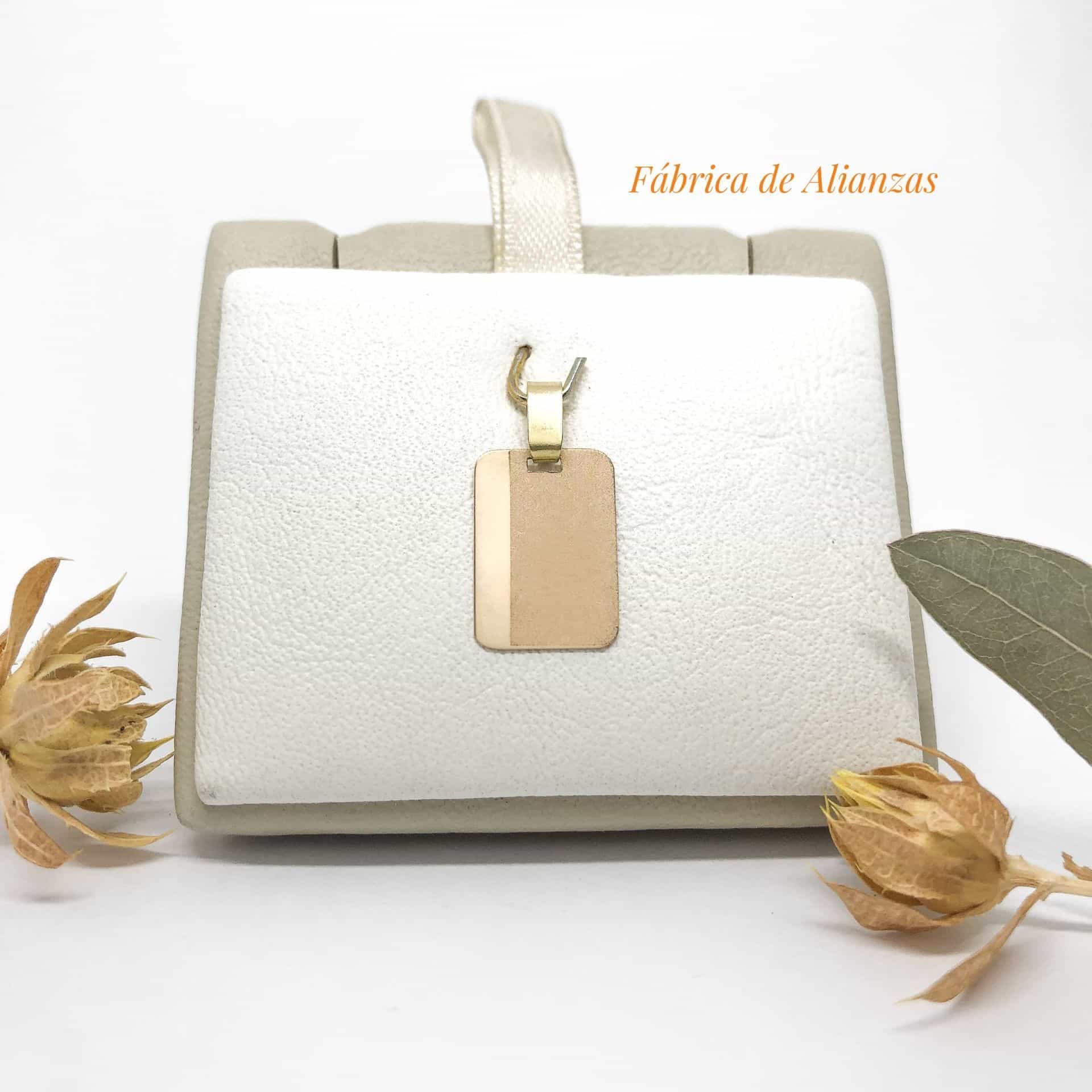 Medalla Rectangular Arenada con Linea Pulida