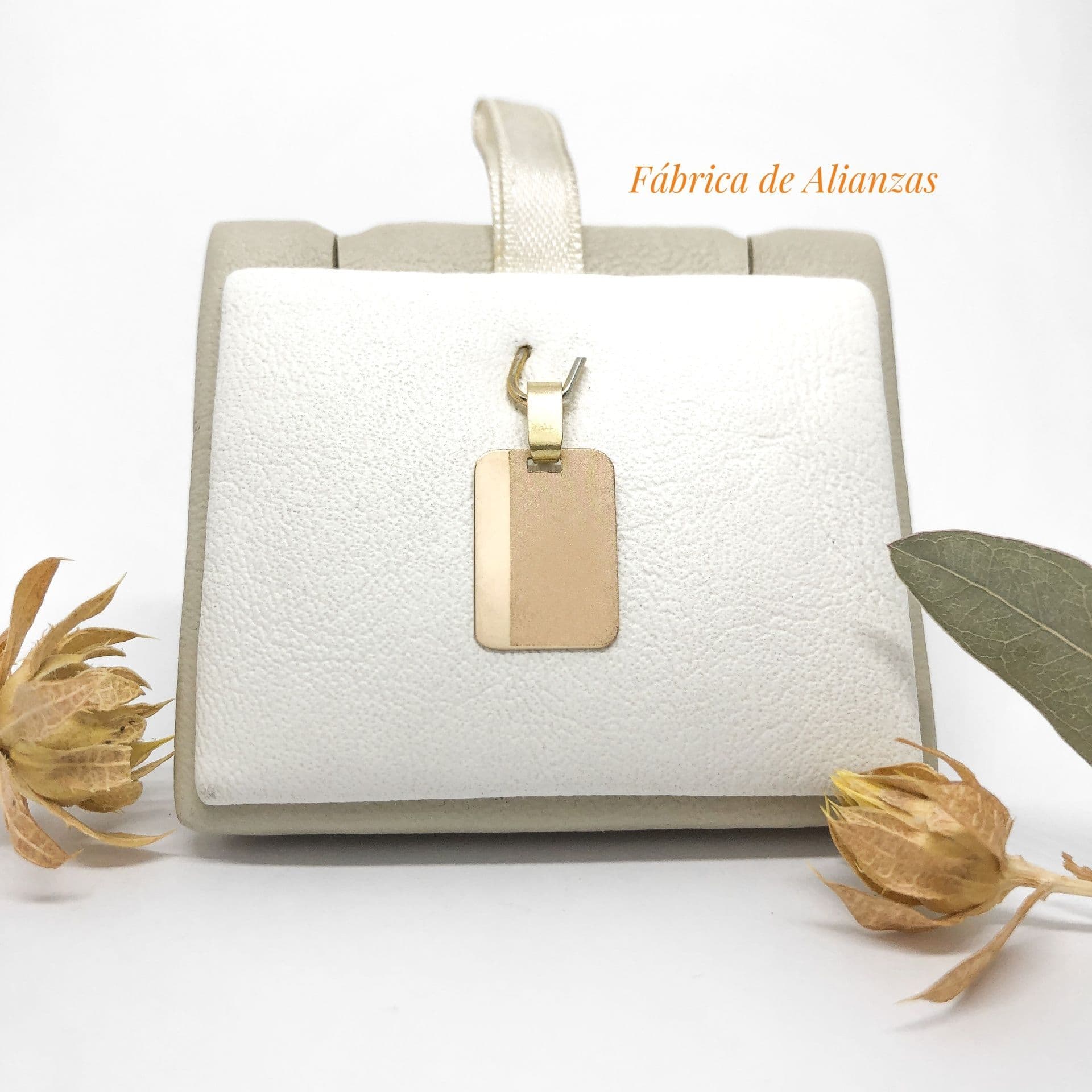 Medalla Rectangular Arenada con Linea Pulida