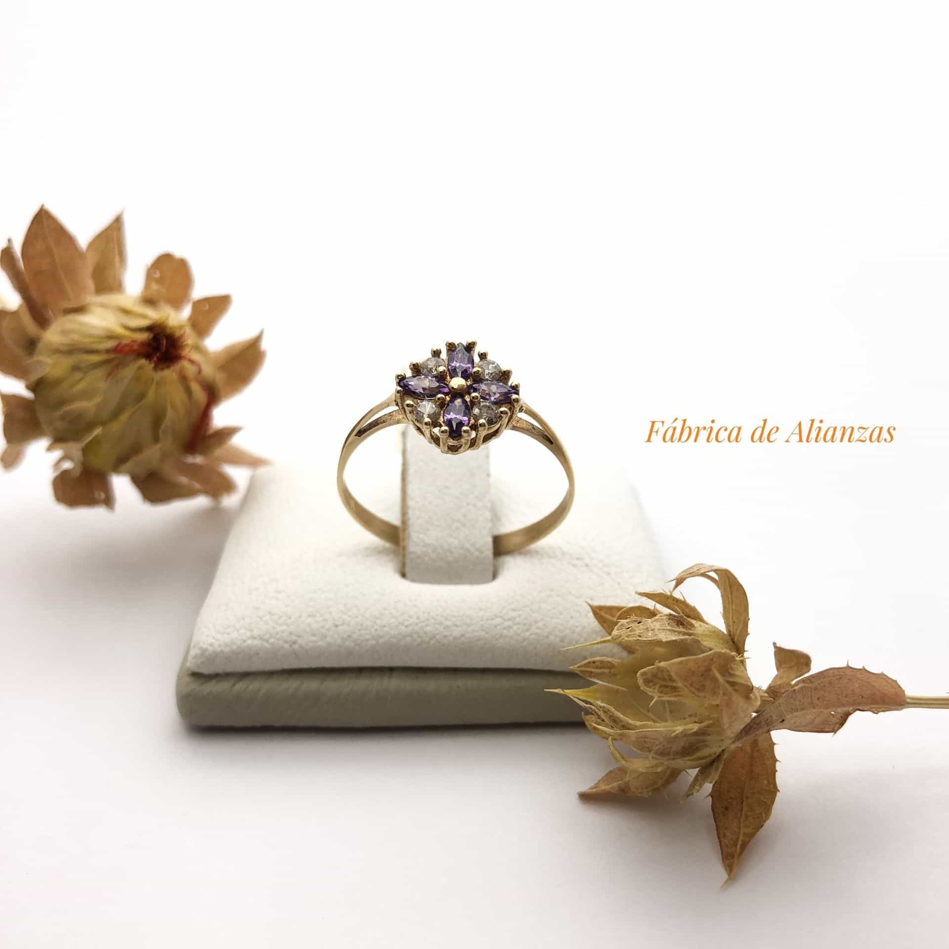 Anillo Flor 4 Pétalos Piedra Lila y Blanco