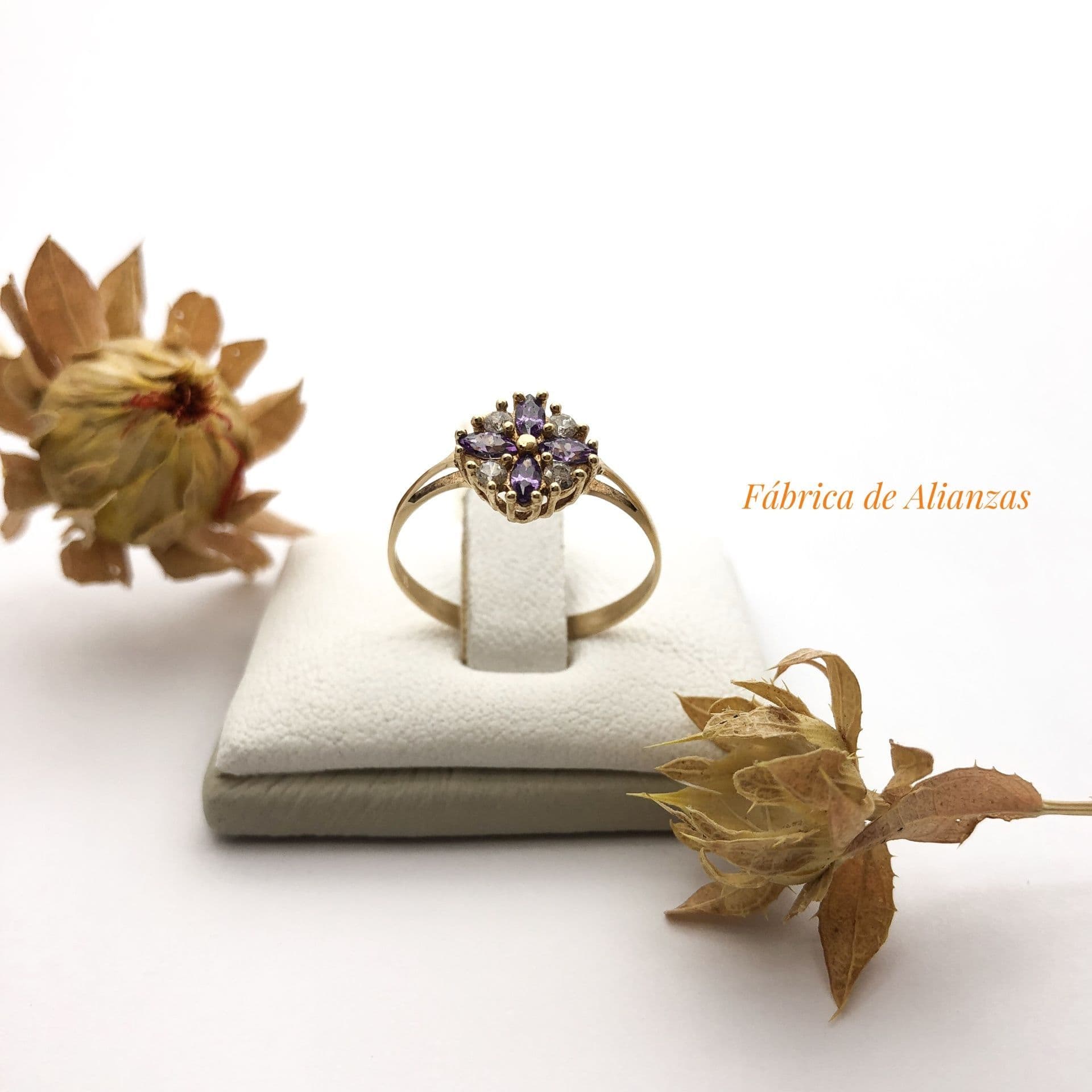 Anillo Flor 4 Pétalos Piedra Lila y Blanco