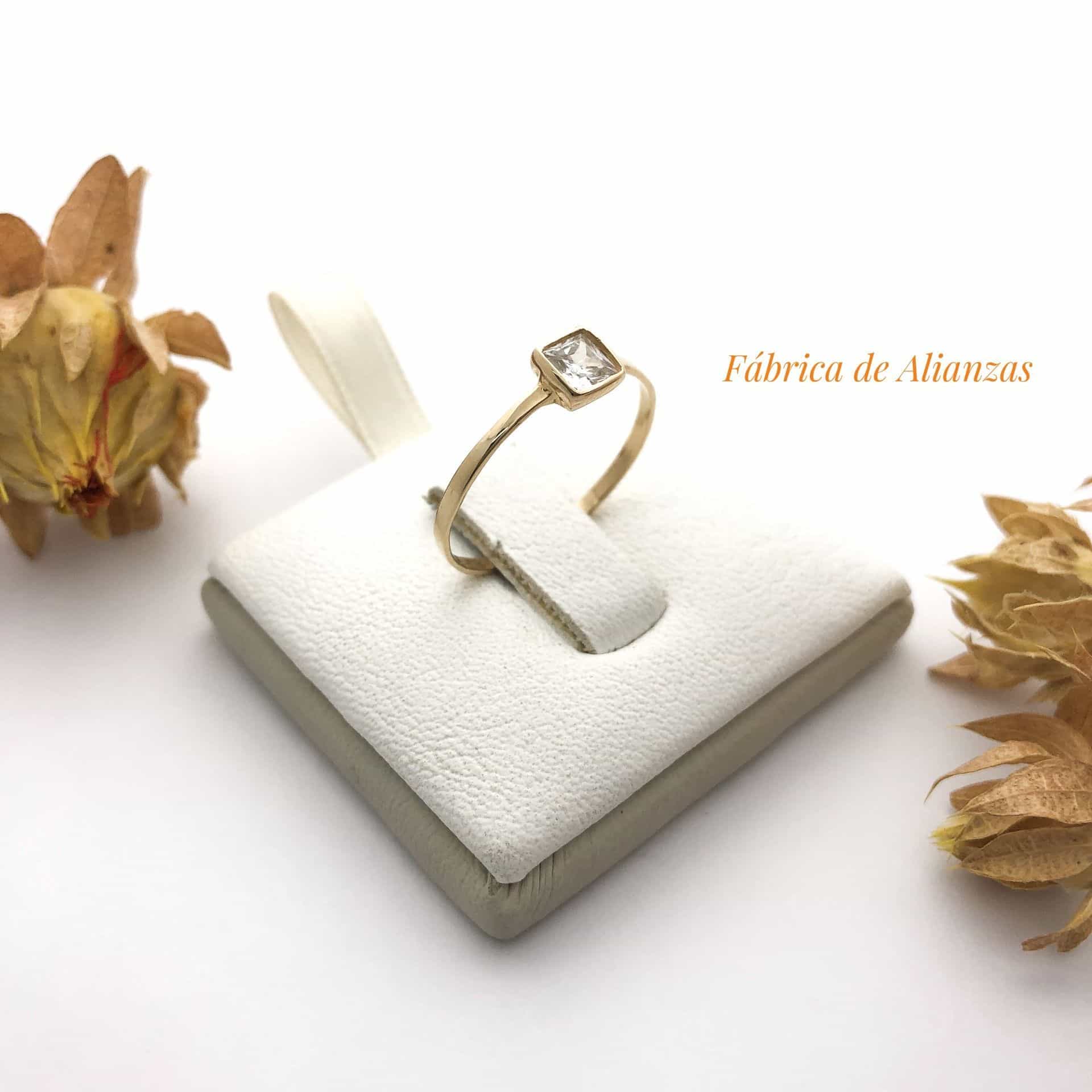 Anillo Cuadrado Piedra Blanca