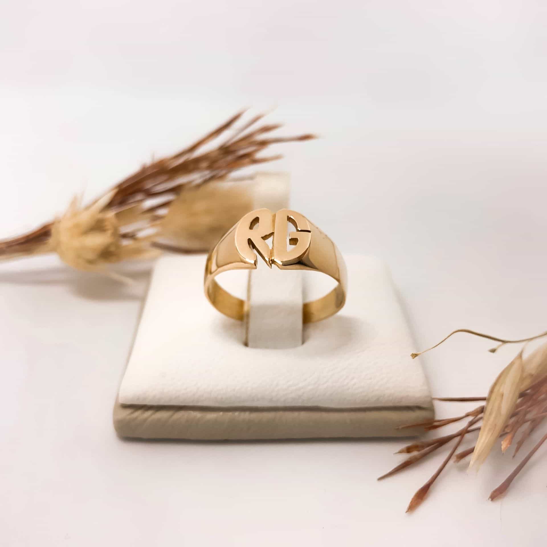 Anillo Doble Letra Oval 4 Grs.