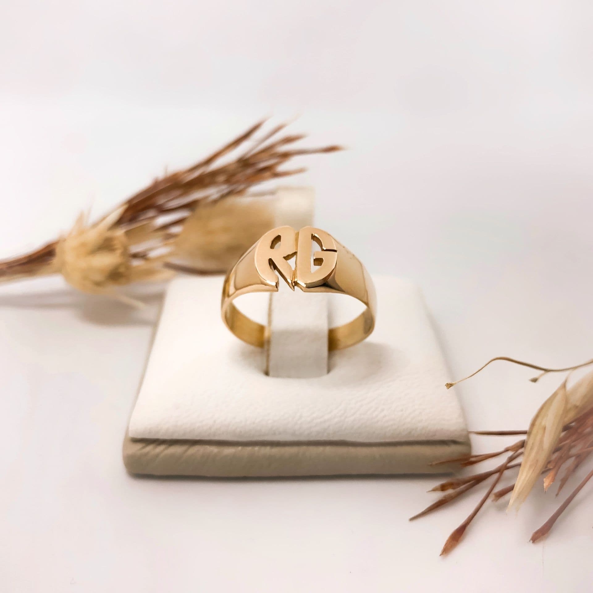 Anillo Doble Letra Oval 4 Grs.