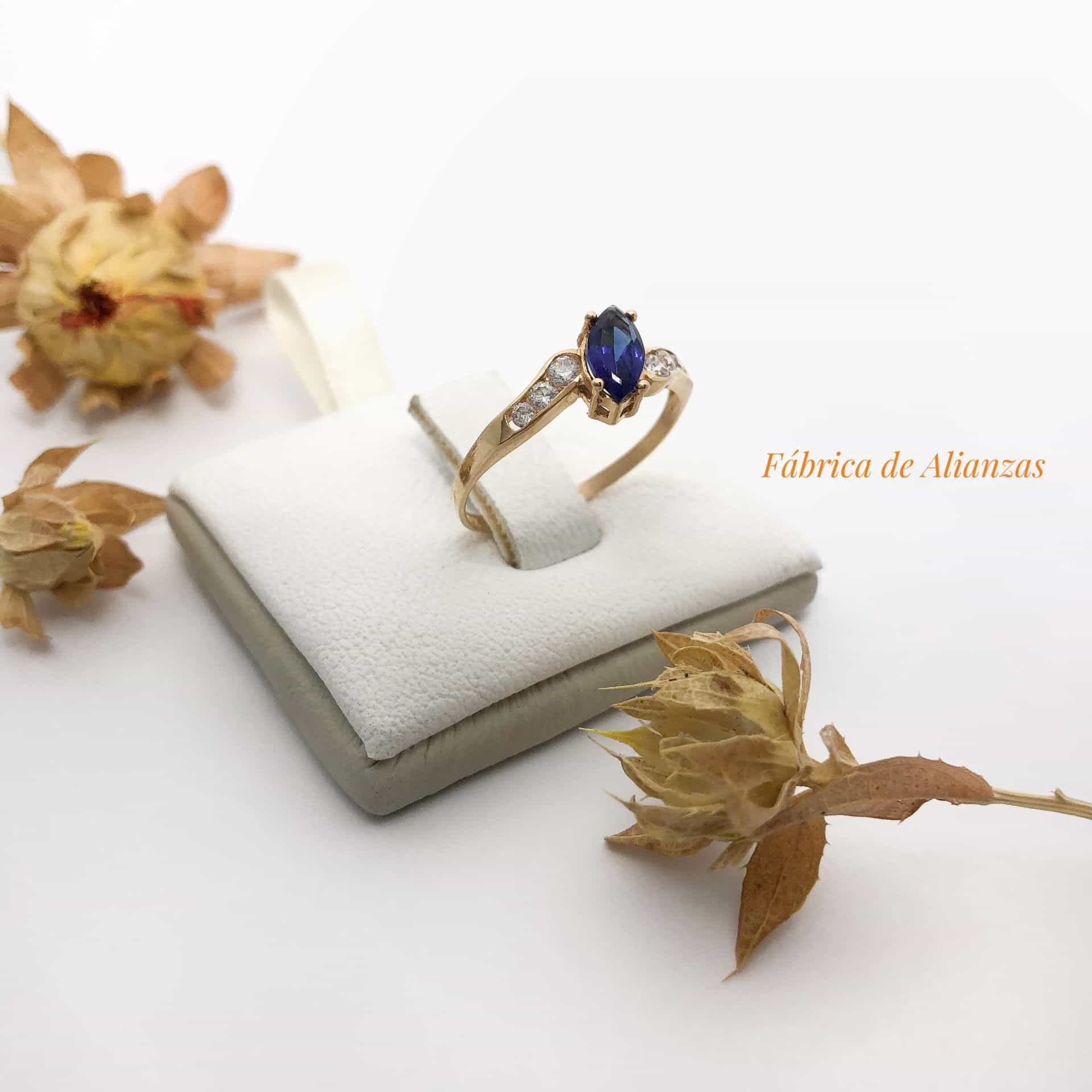 Anillo Piedra Diagonal Azul y Blancas