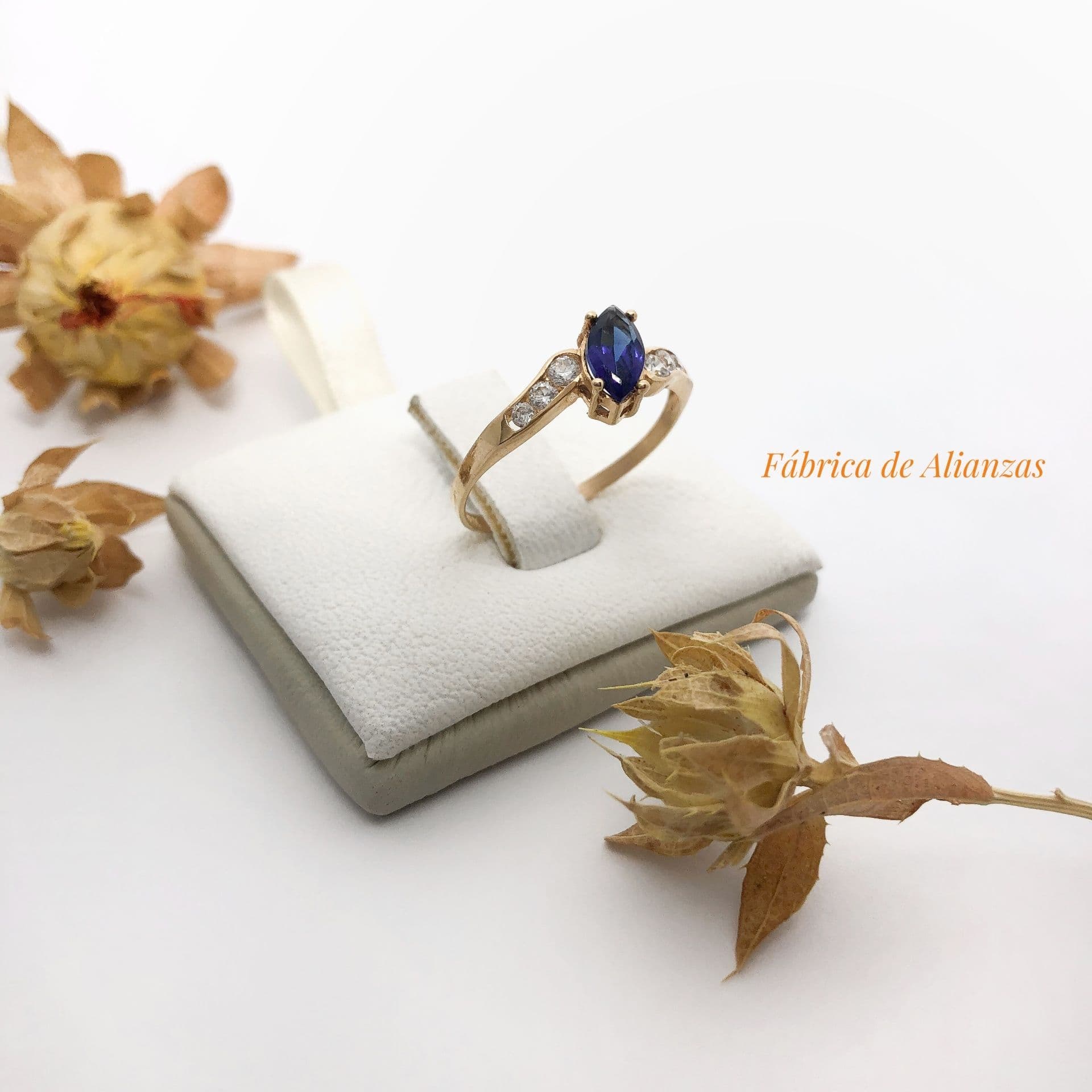 Anillo Piedra Diagonal Azul y Blancas