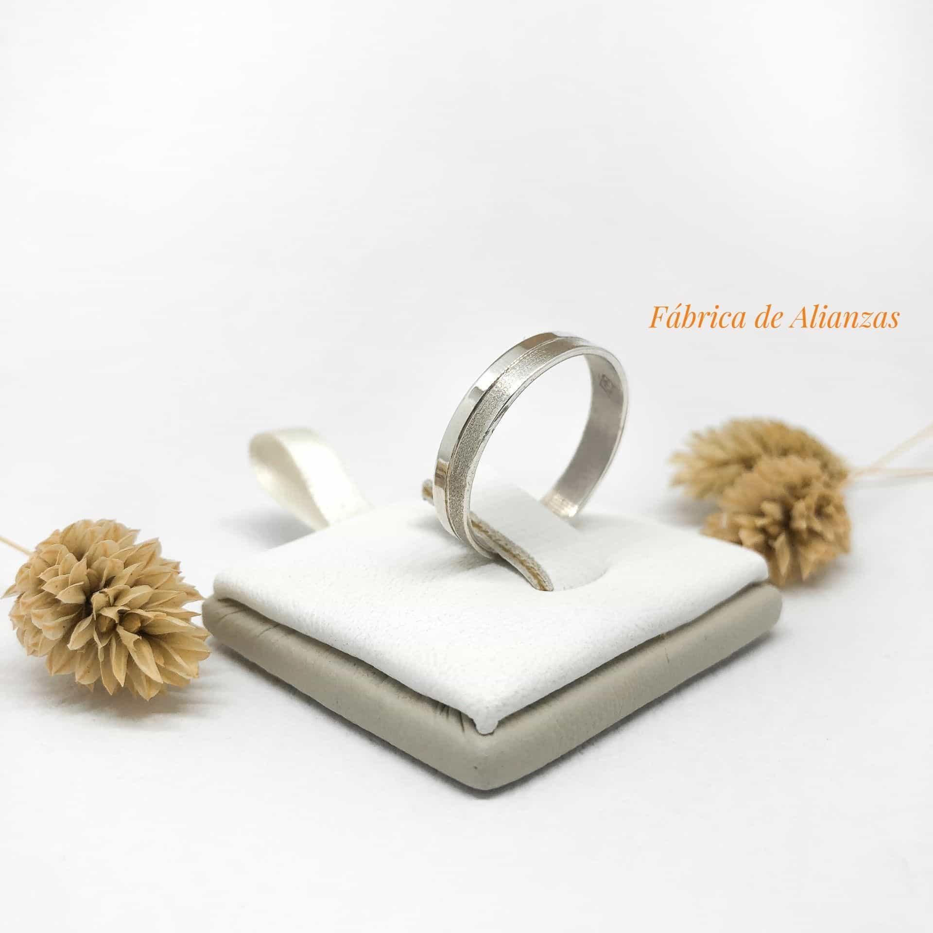 Alianza Cinta con Canaleta en el Centro Mitad Lisa Mitad Arenada