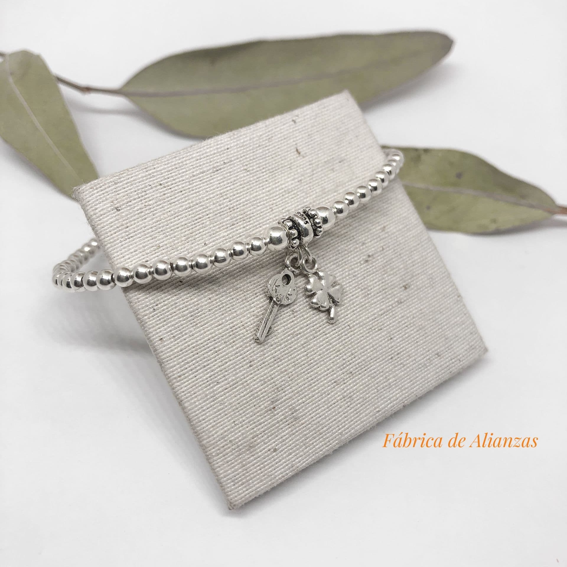 Pulsera Bolitas con Dijes