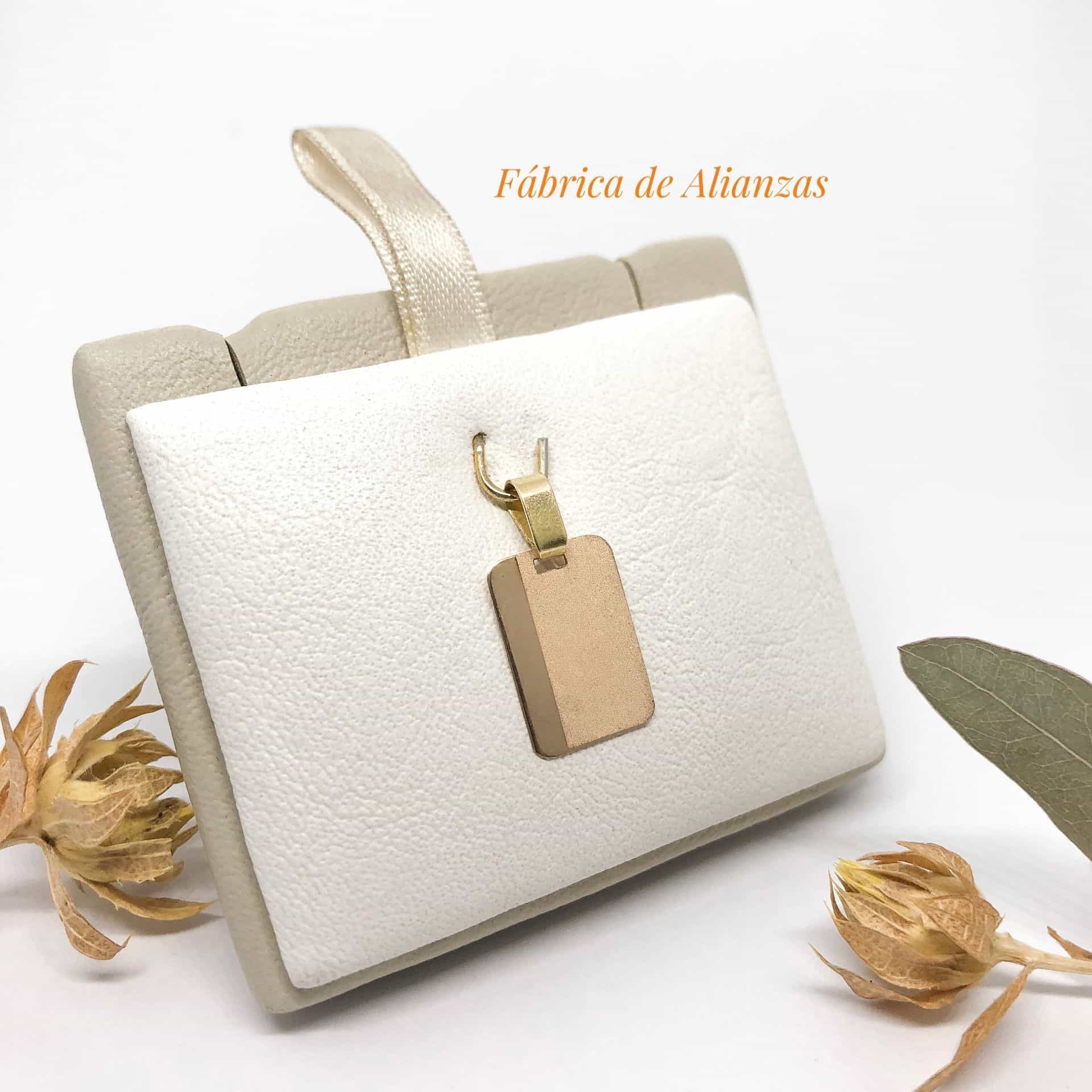 Medalla Rectangular Arenada con Linea Pulida