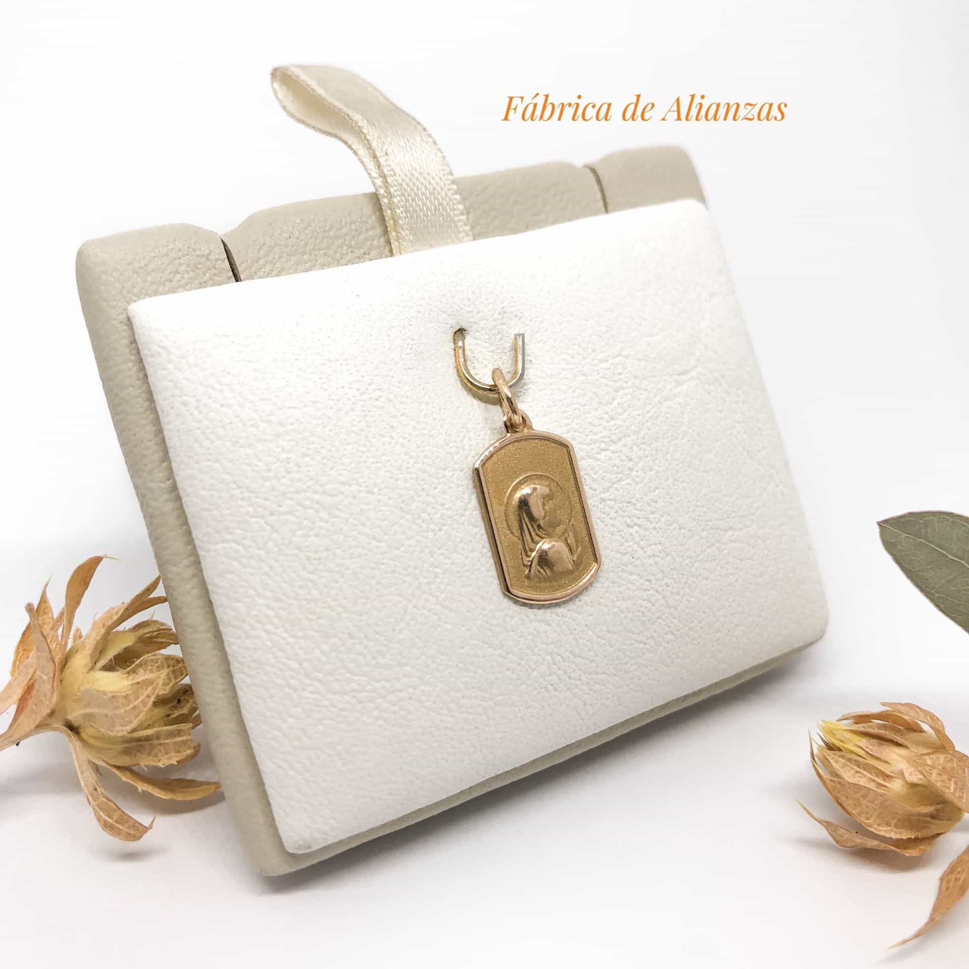 Medalla Virgen Niña Rectangular Arenada