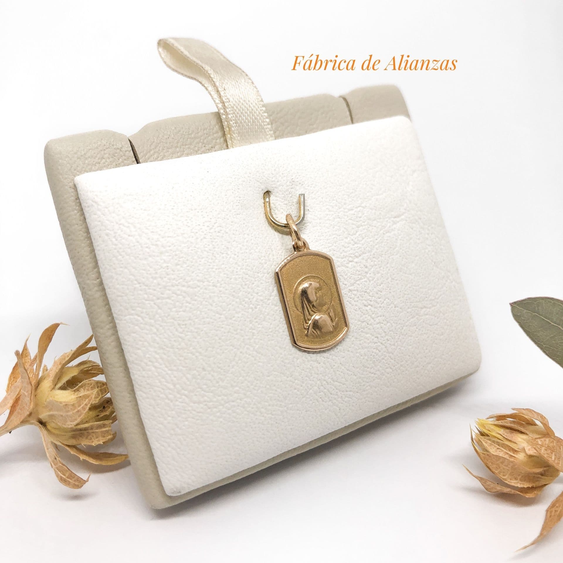 Medalla Virgen Niña Rectangular Arenada