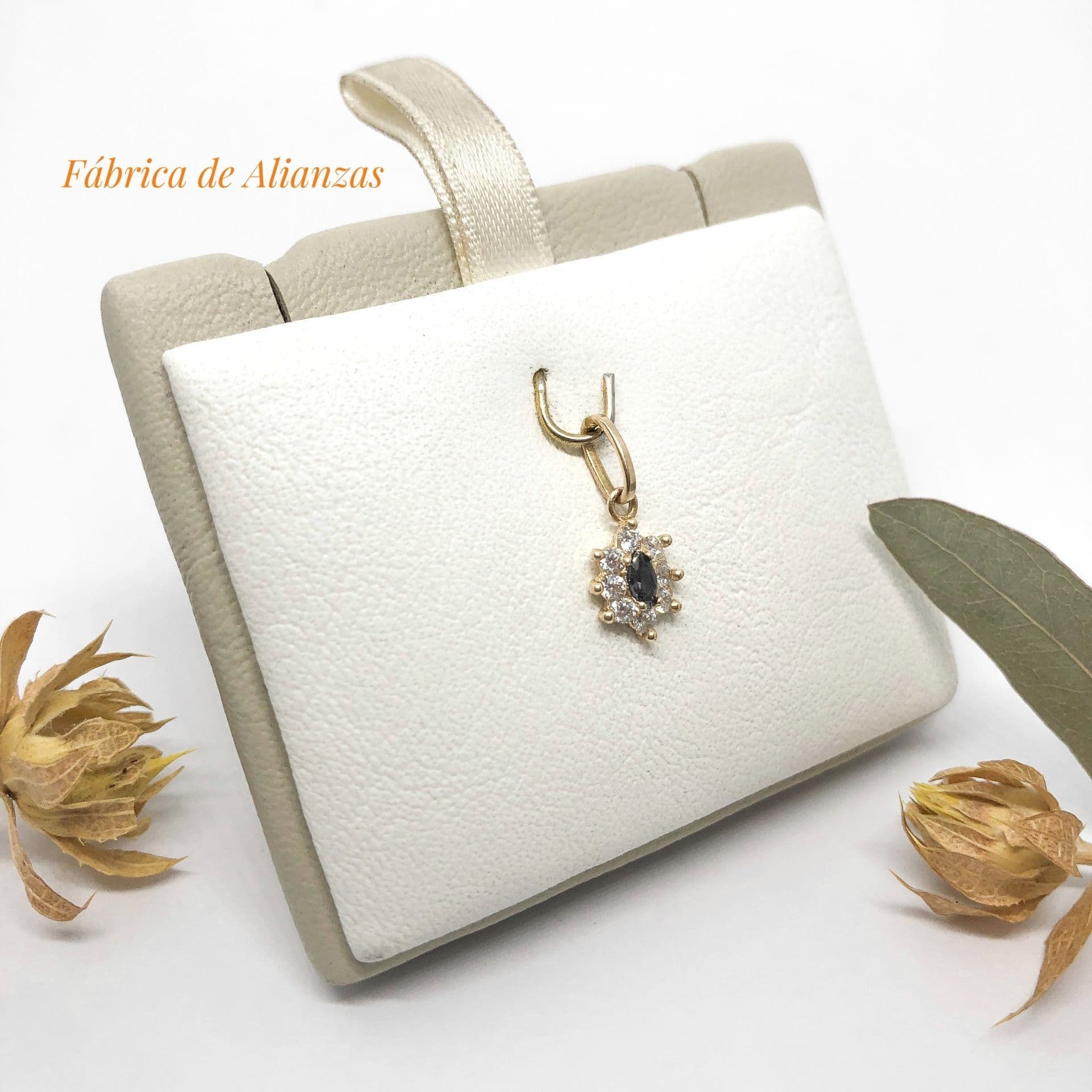 Dije Roseta Piedra Azul con Blanca