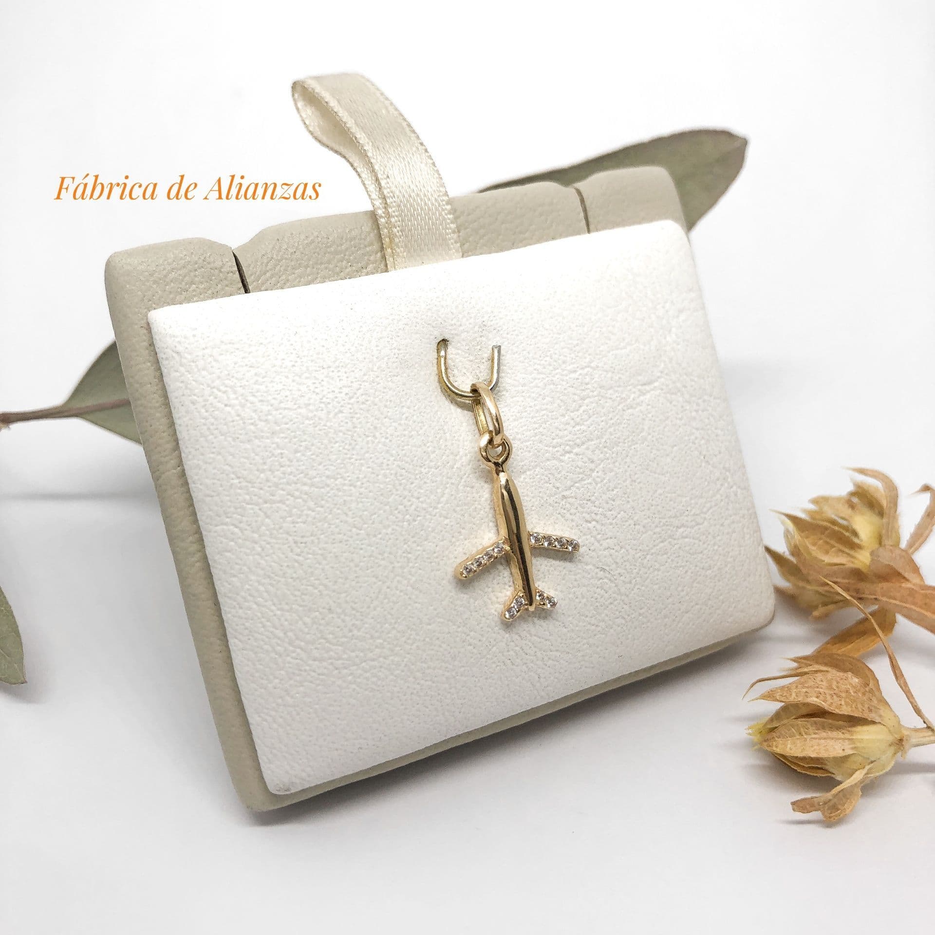 Dije Avión con Piedras Blancas