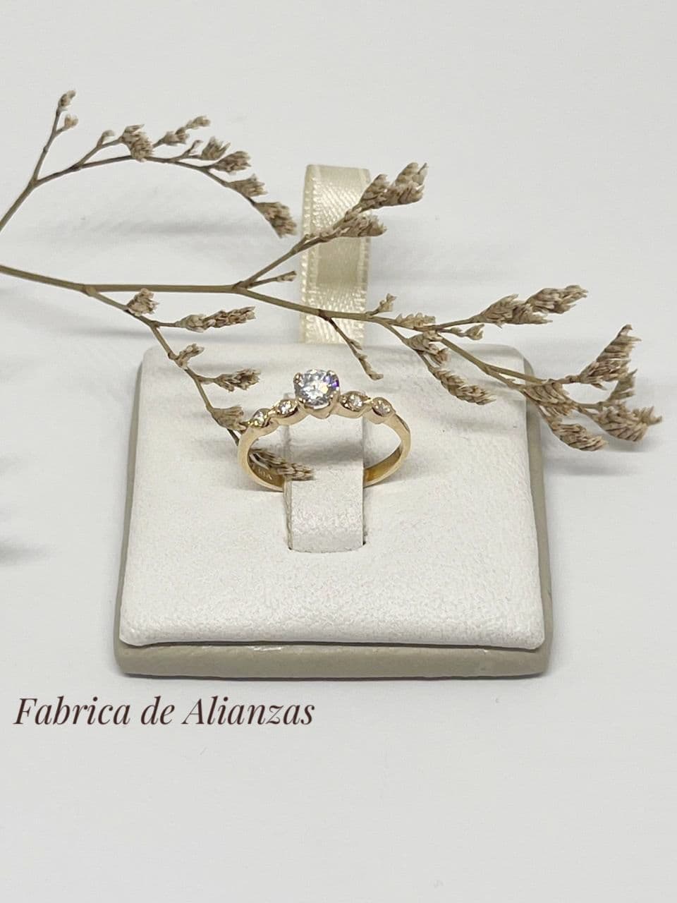 Anillo con Brillante Central y Piedras a los costados