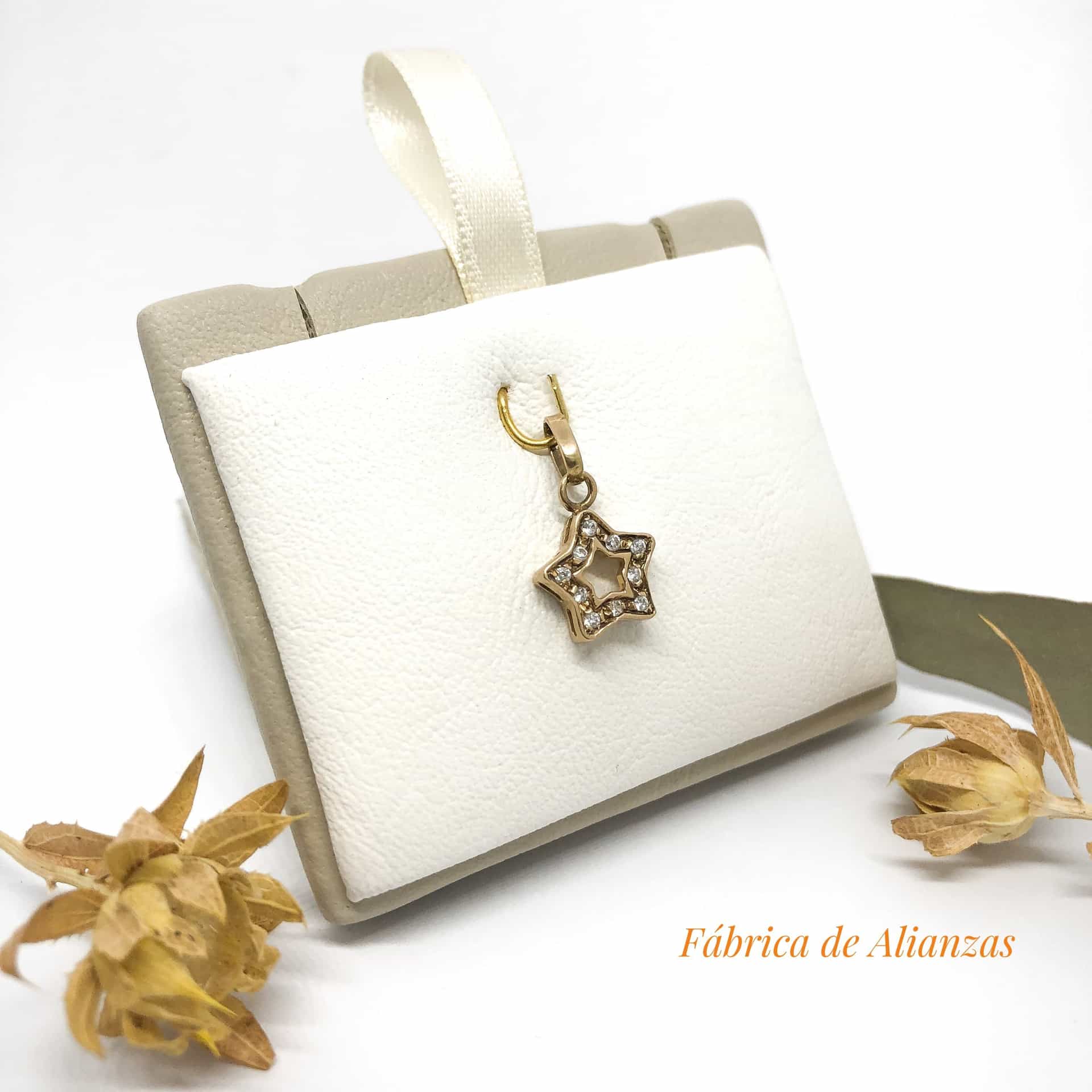 Dije Estrella con Piedras Blacas