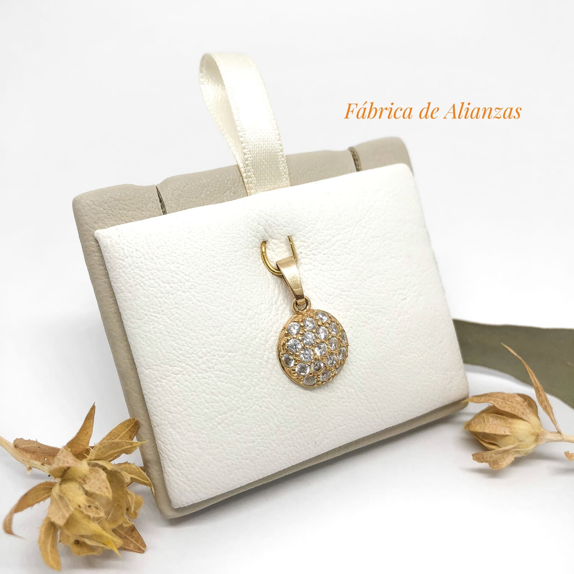 Dije Frutilla Piedra Blanca