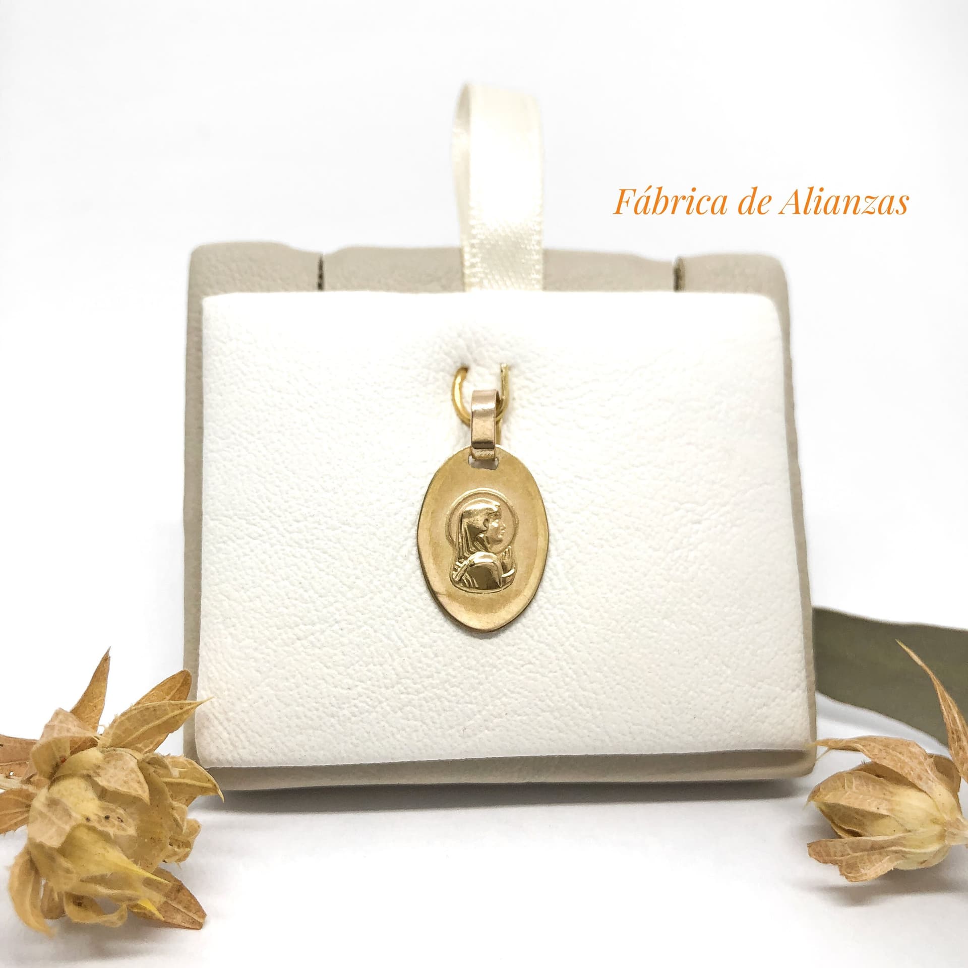 Dije Virgen Niña Sobre Relieve Oval