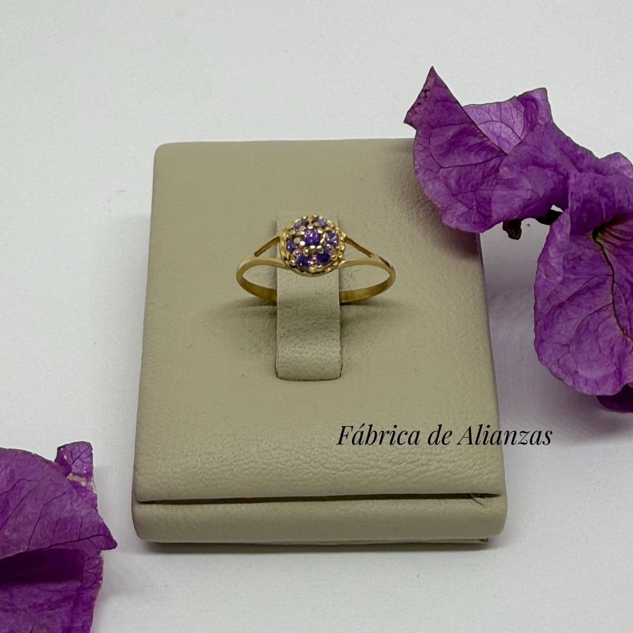 Anillo Frutilla Chico Piedras Violetas