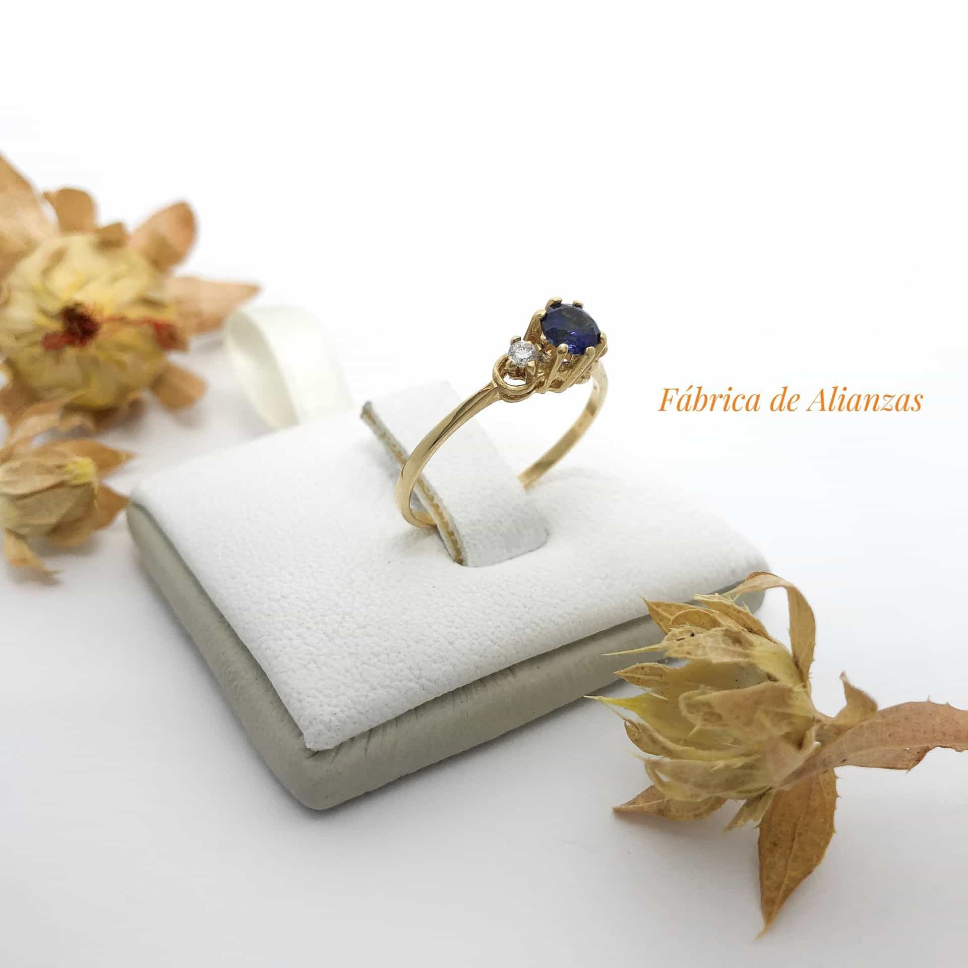 Anillo Piedra Azul y Blancas