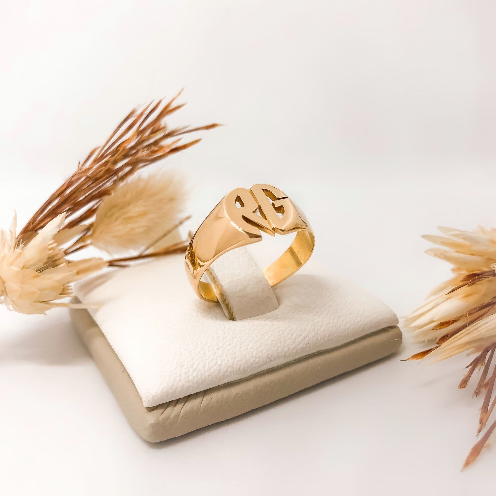 Anillo Doble Letra Oval 4 Grs.