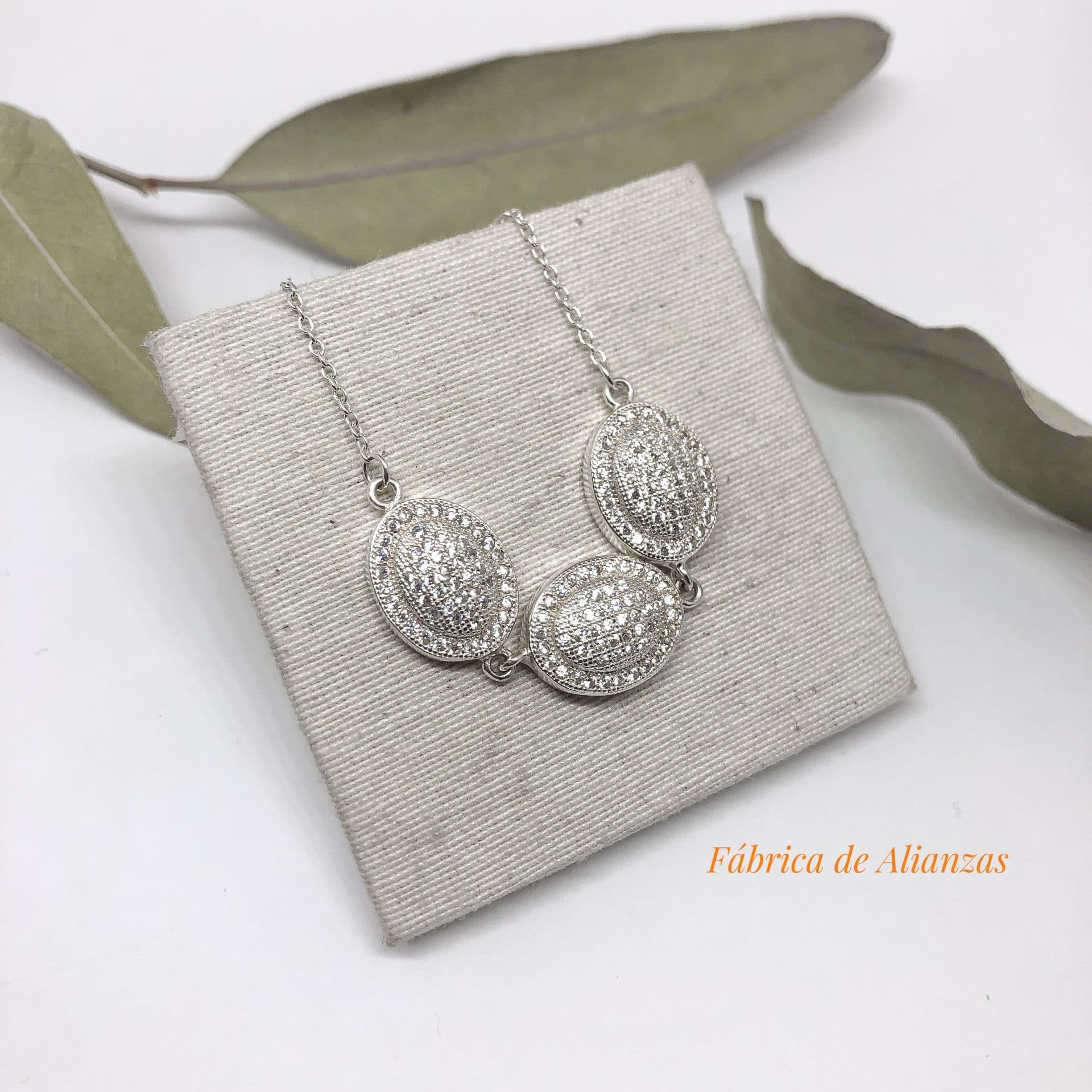 Pulsera Tres Dijes con Piedras Blancas