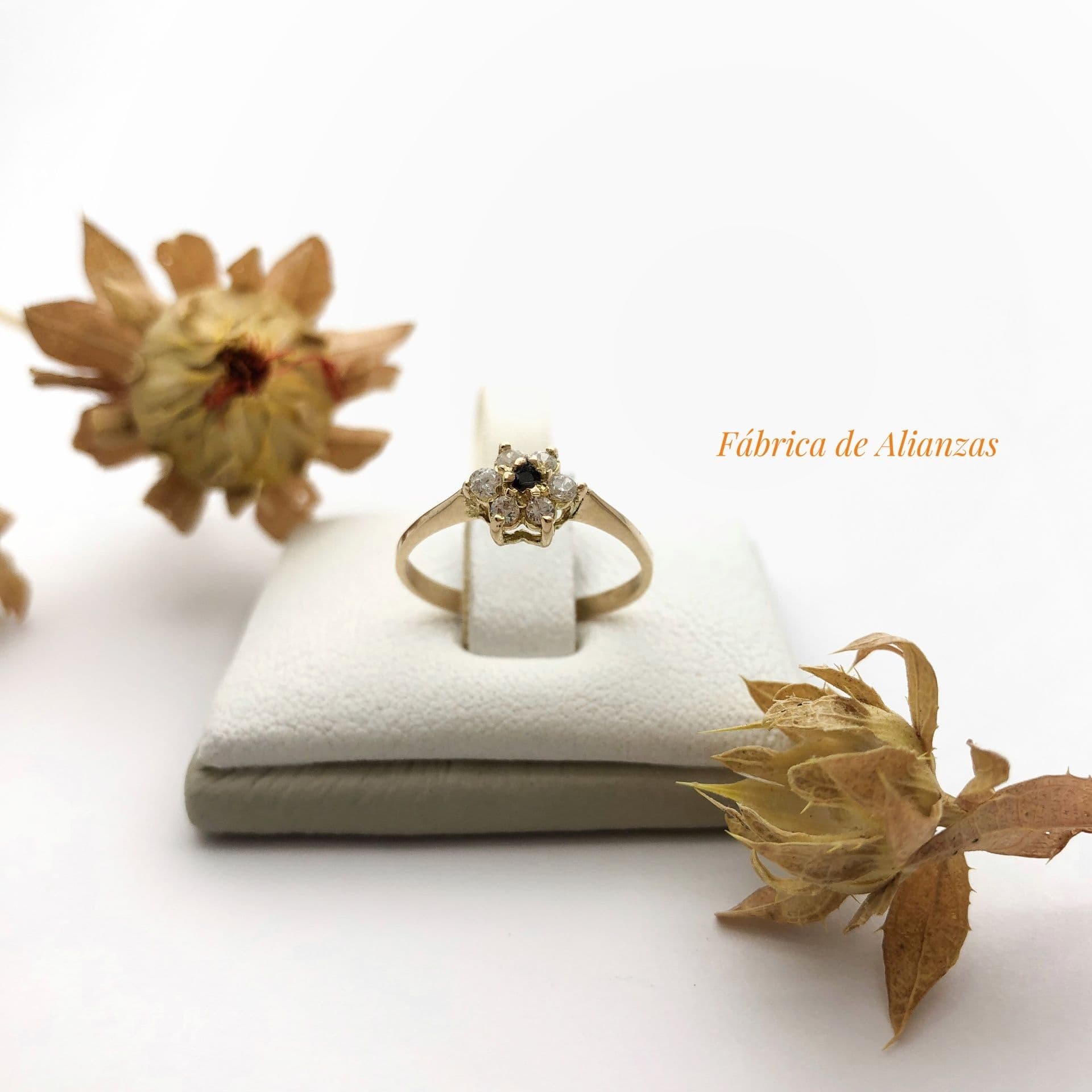 Anillo Roseta Chico Piedra Azul y Blanca