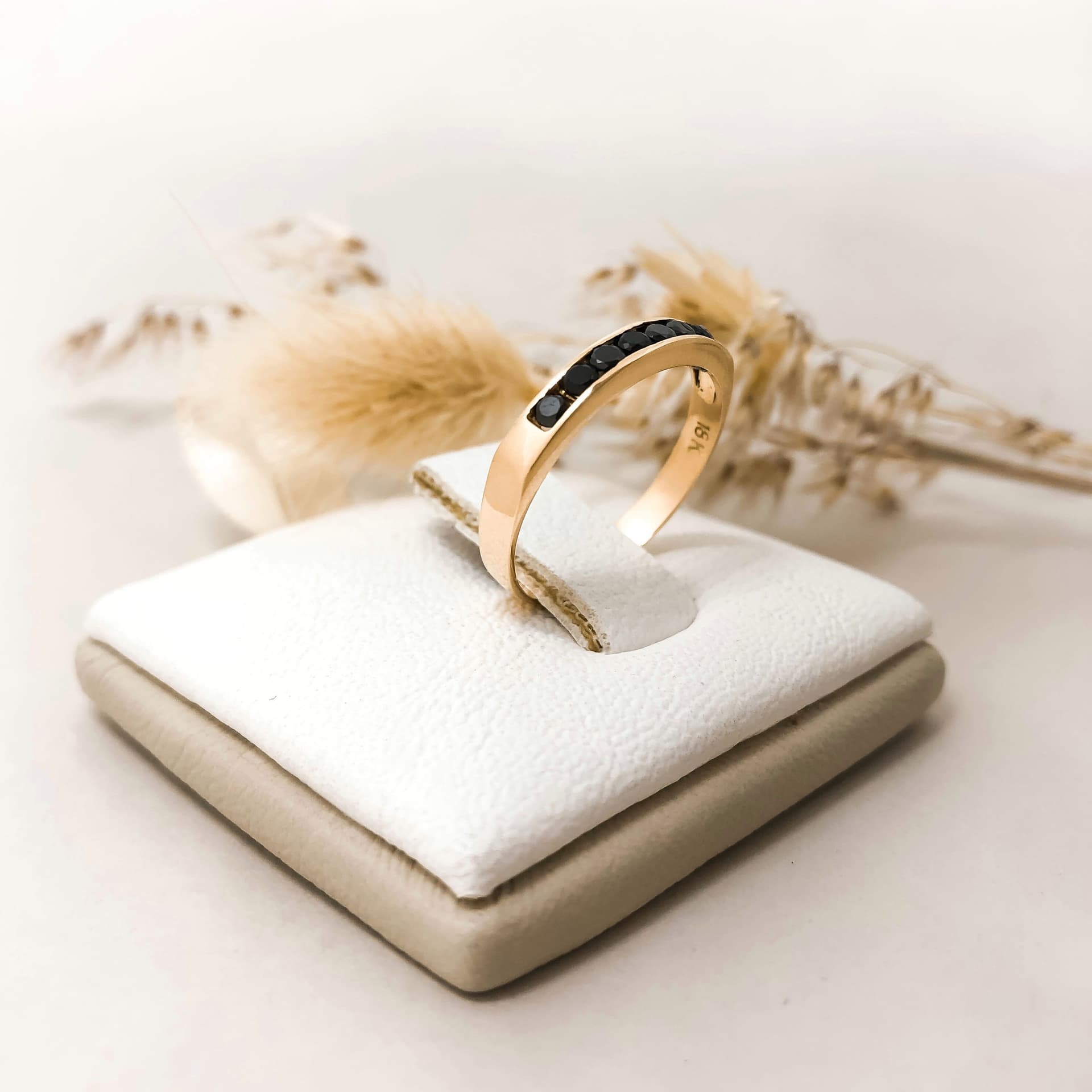 Anillo 1/2 Sin Fin Piedras Negras