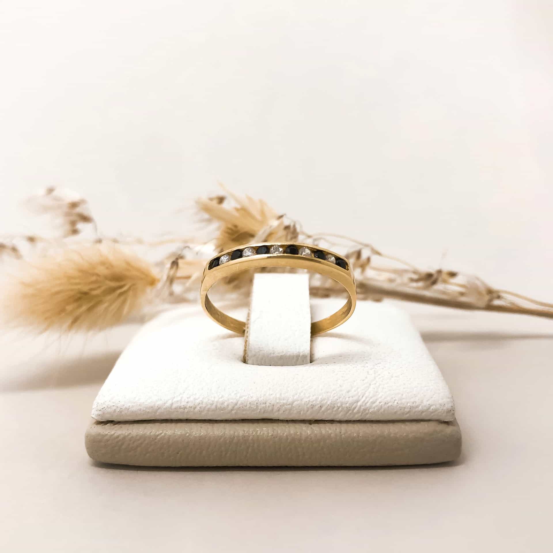 Anillo 1/2 Sin Fin Piedras 11 Negras y blancas