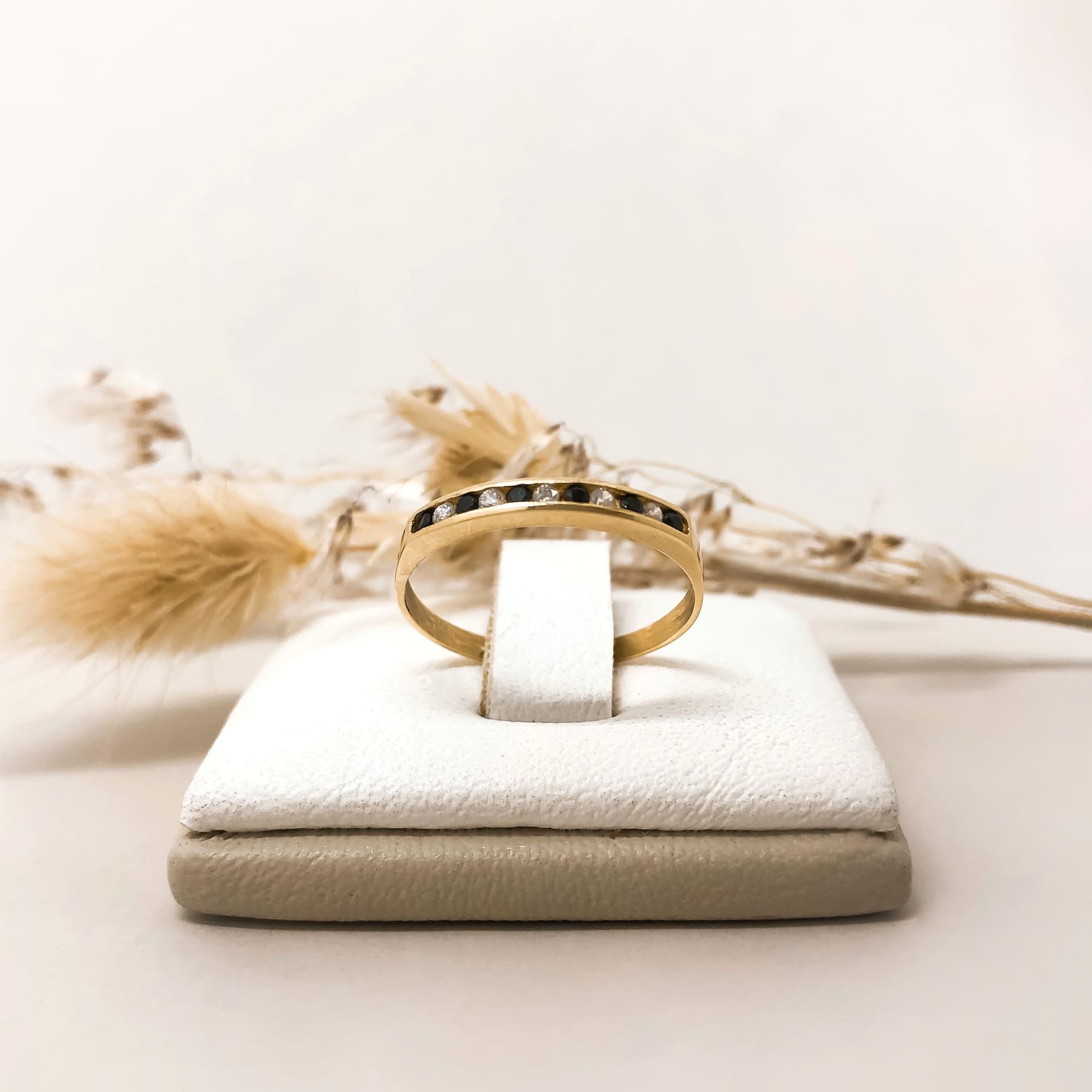 Anillo 1/2 Sin Fin Piedras 11 Negras y blancas