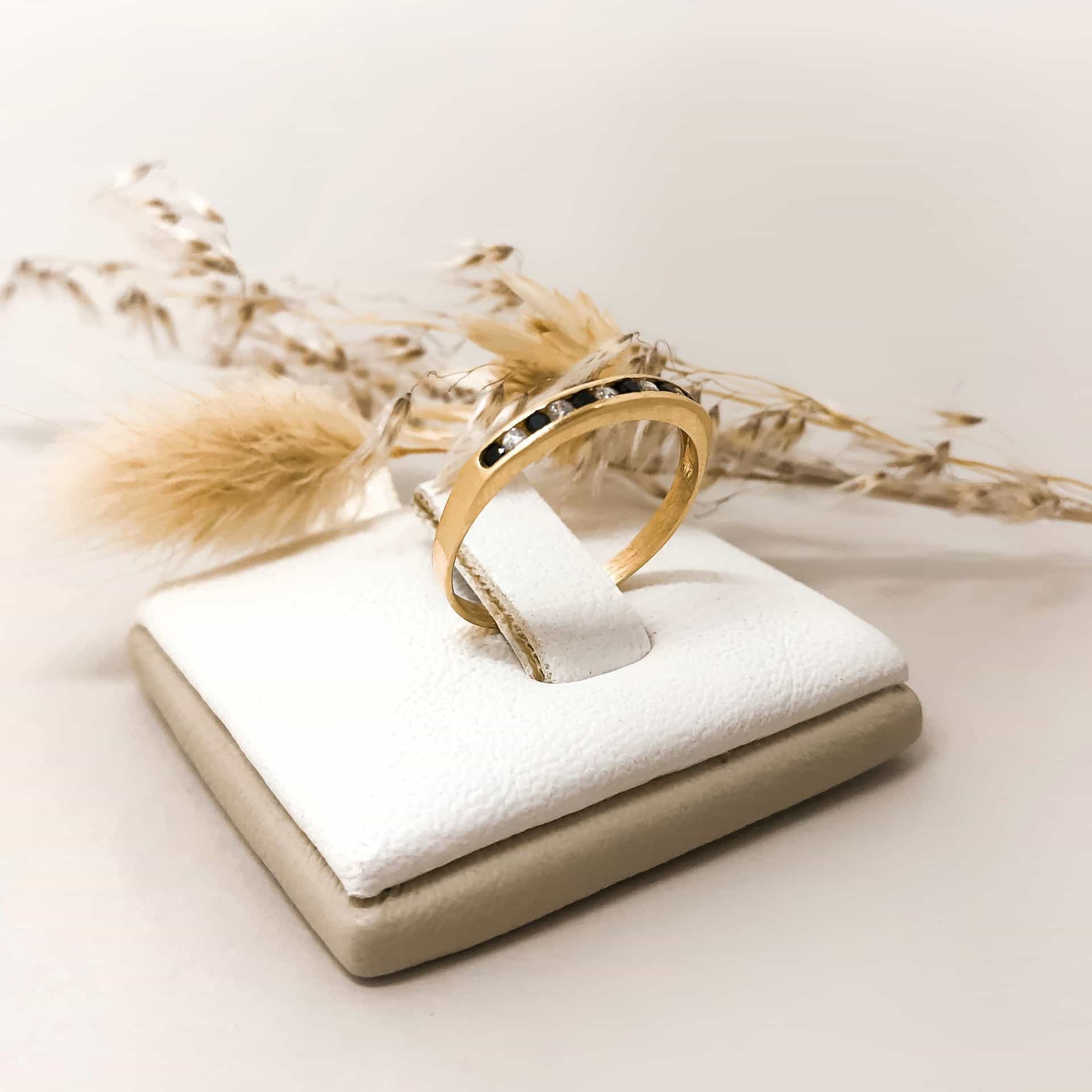 Anillo 1/2 Sin Fin Piedras 11 Negras y blancas