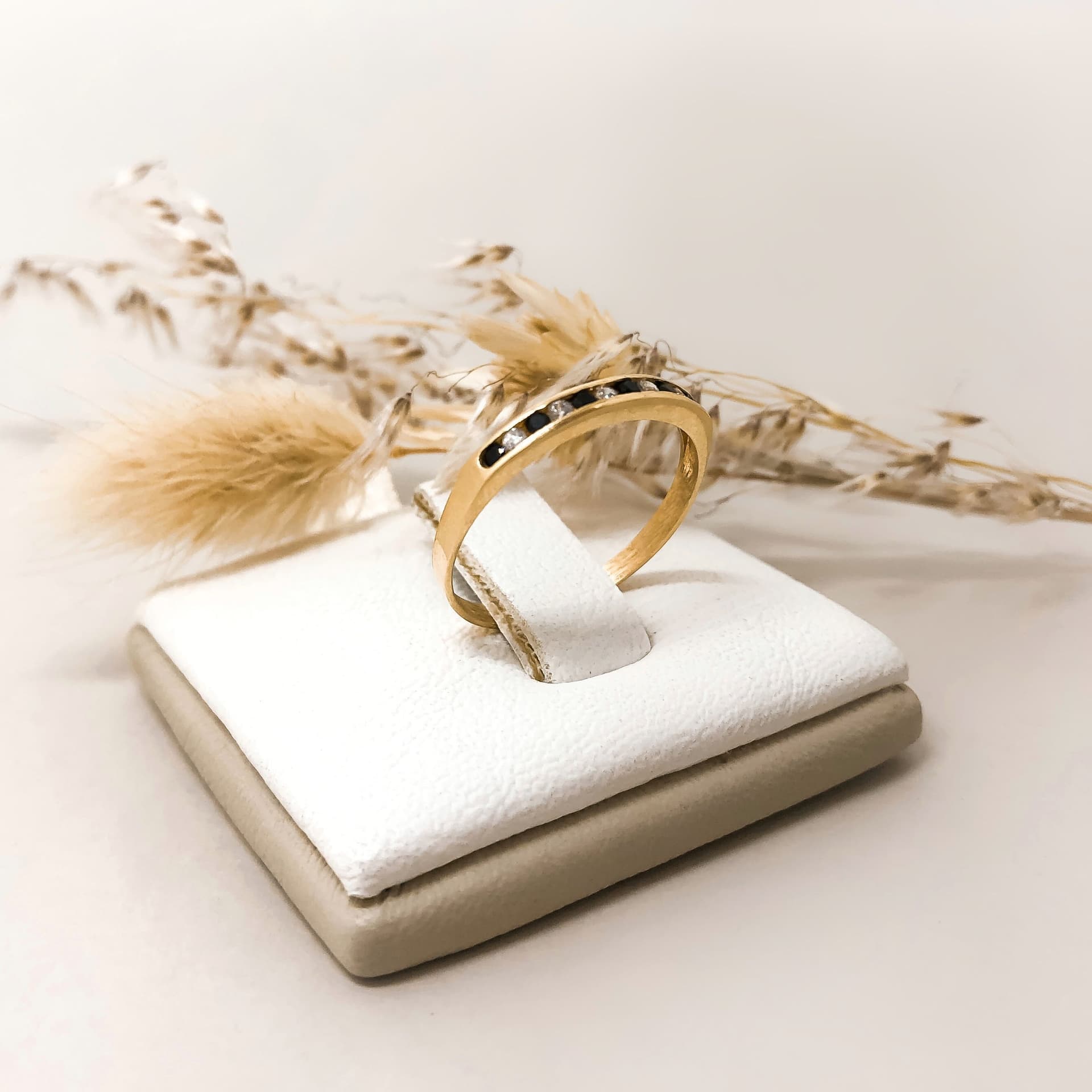 Anillo 1/2 Sin Fin Piedras 11 Negras y blancas