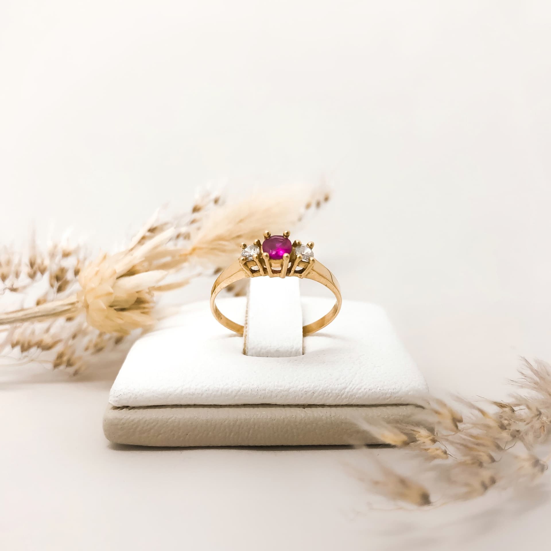 Anillo Piedra Roja y Blancas