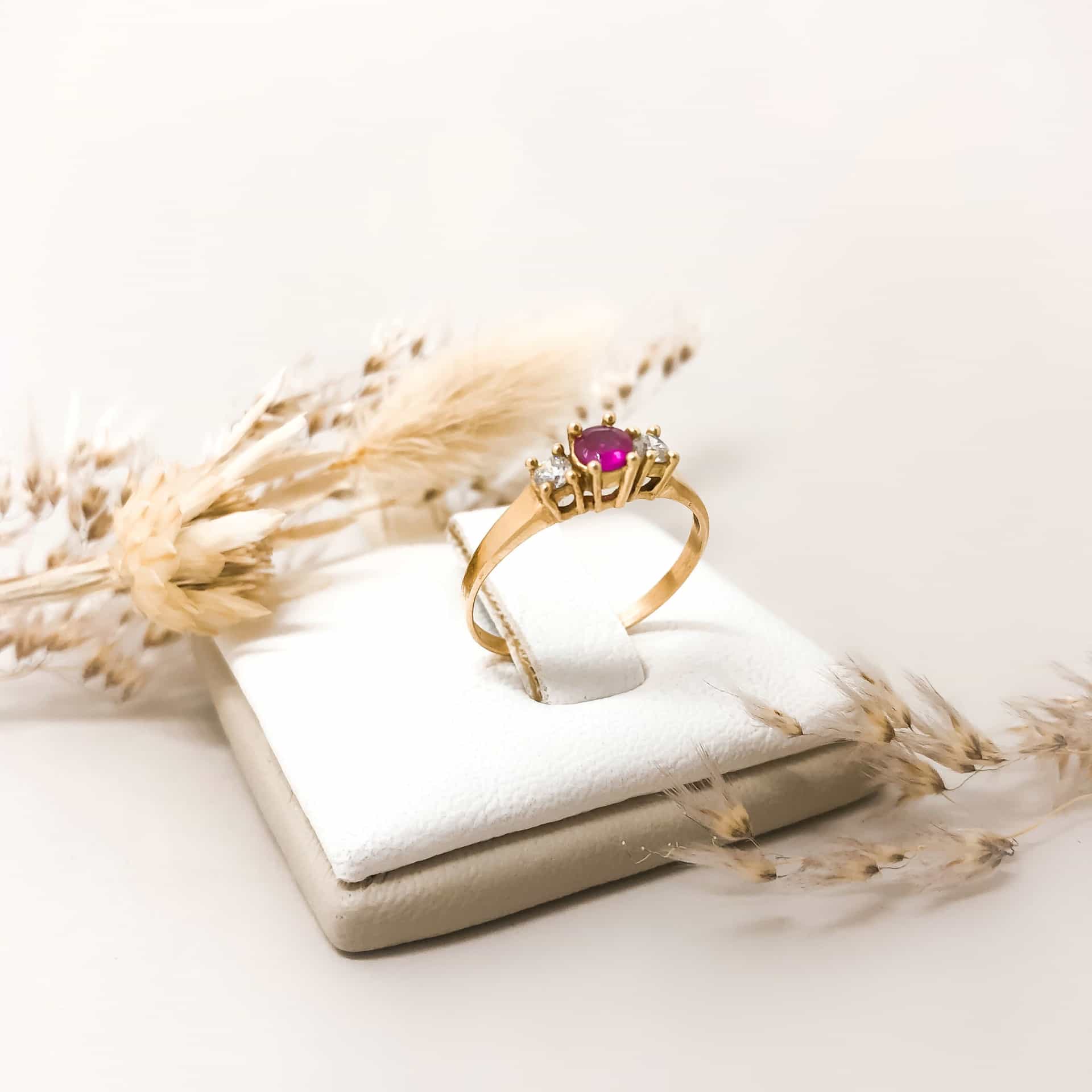 Anillo Piedra Roja y Blancas