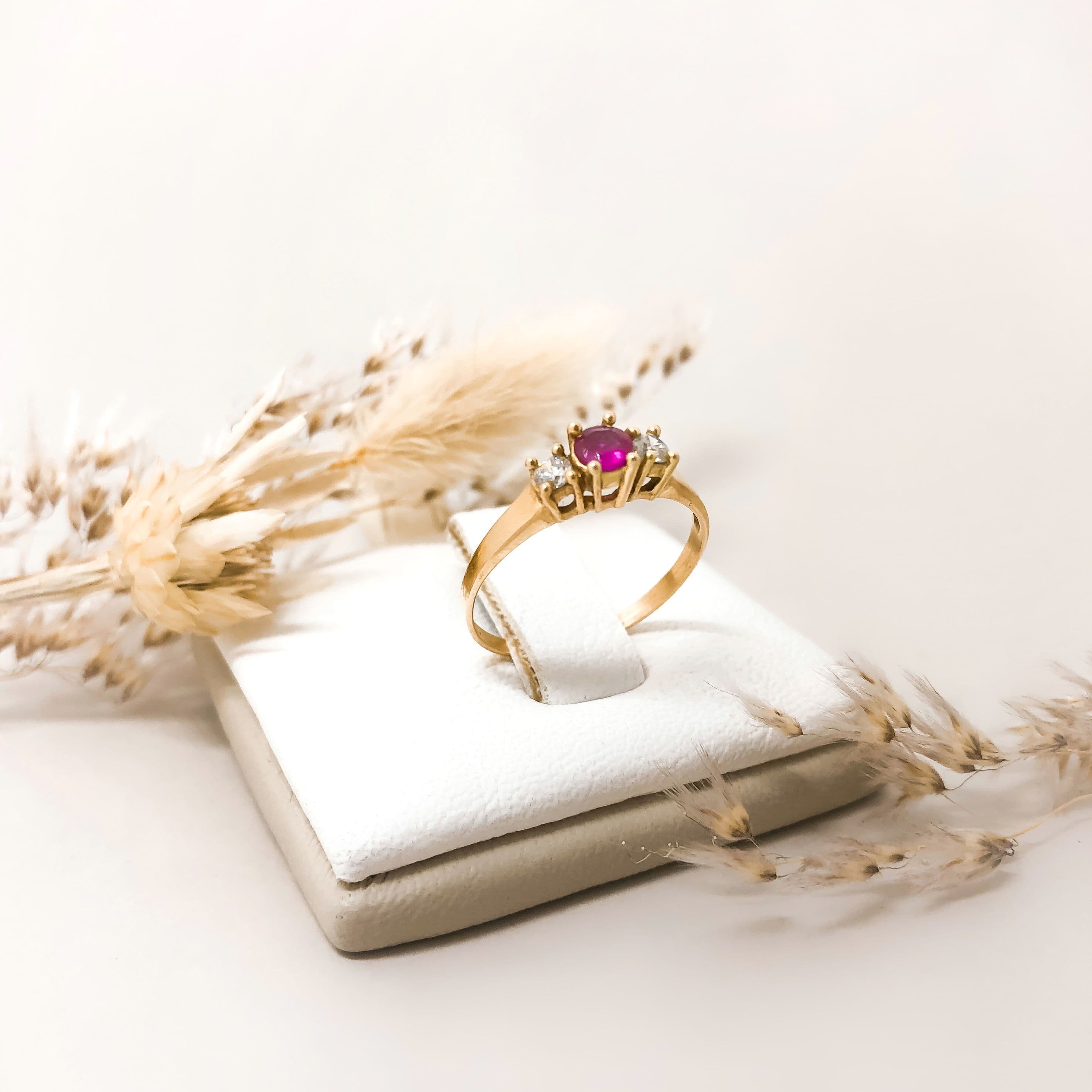 Anillo Piedra Roja y Blancas