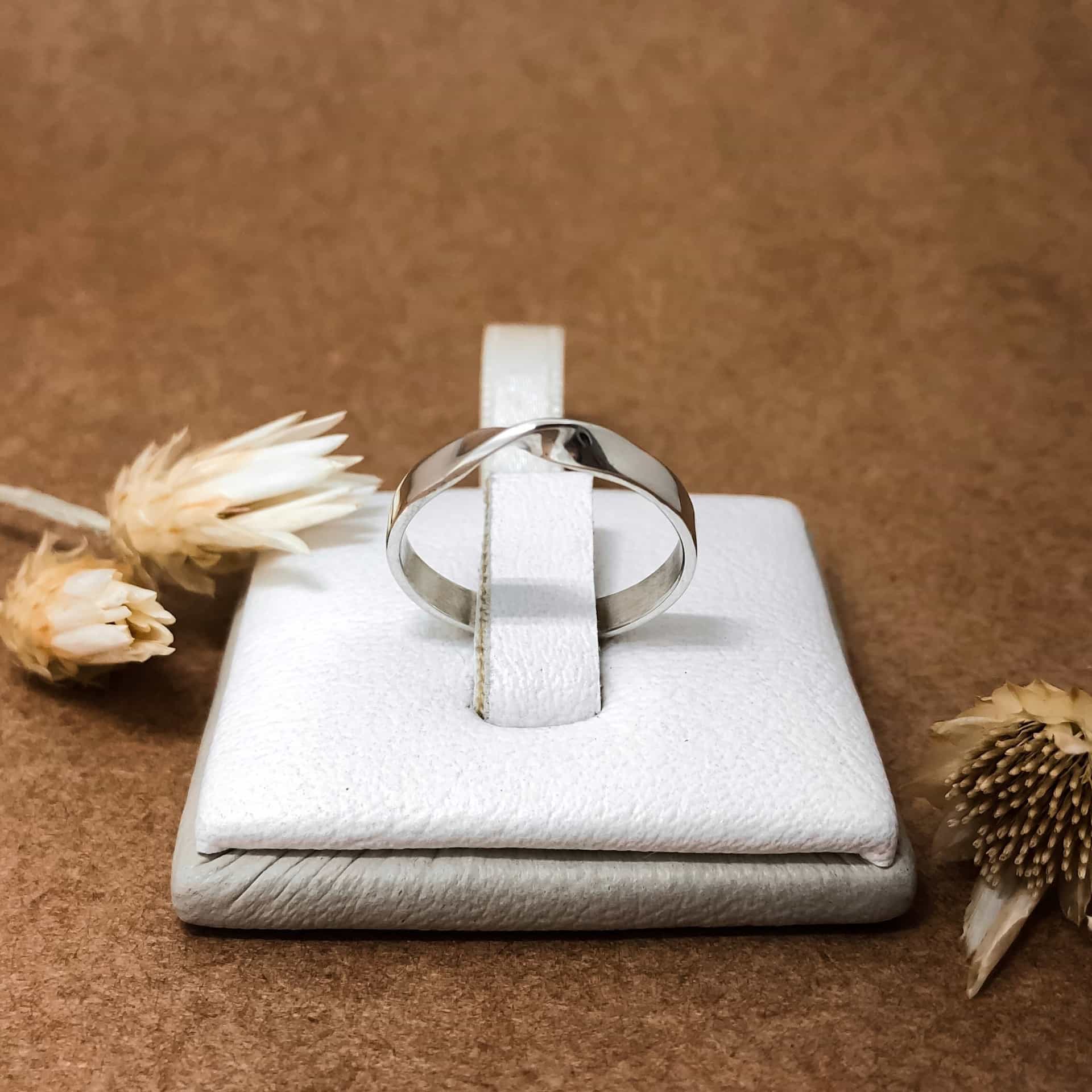 Alianza Cruzada Fina Oro Blanco