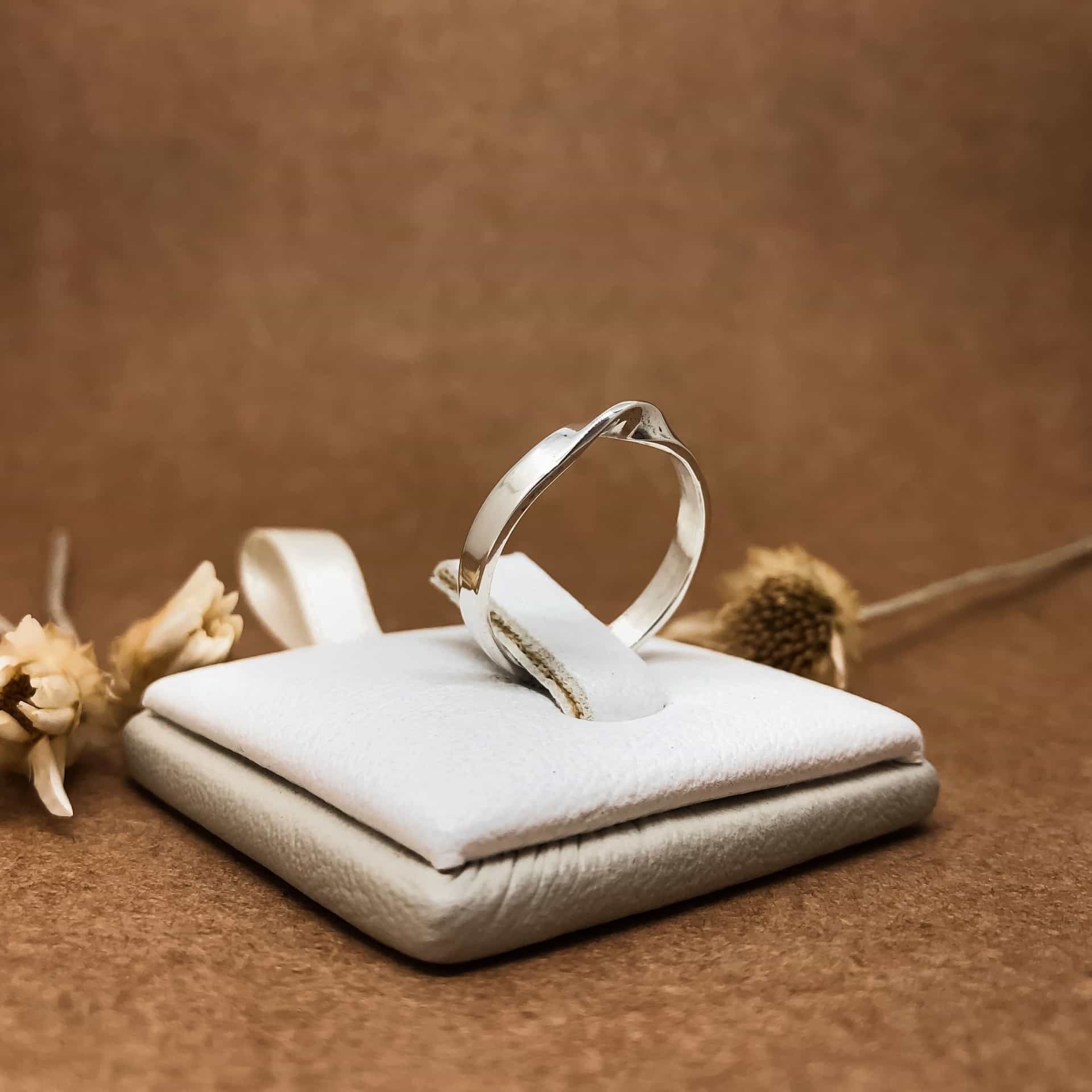 Alianza Cruzada Fina Oro Blanco