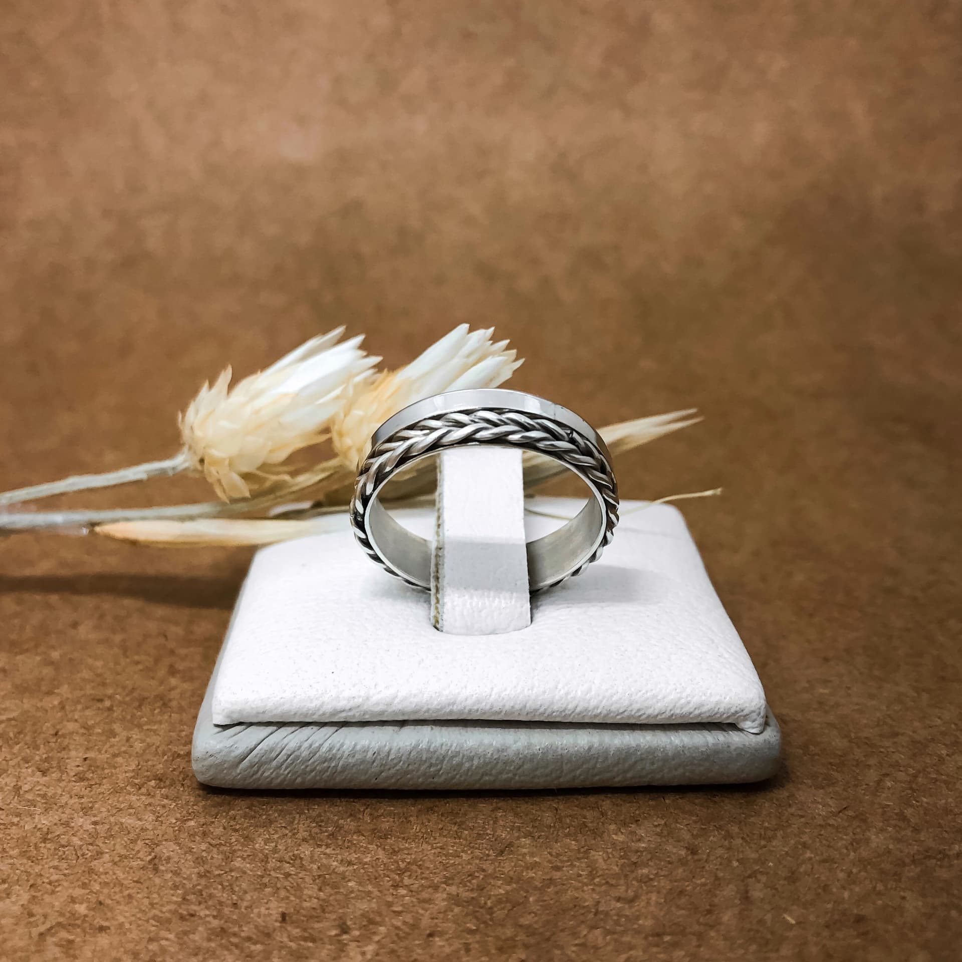 Alianza Cinta con Dos Trenzas Oro Blanco