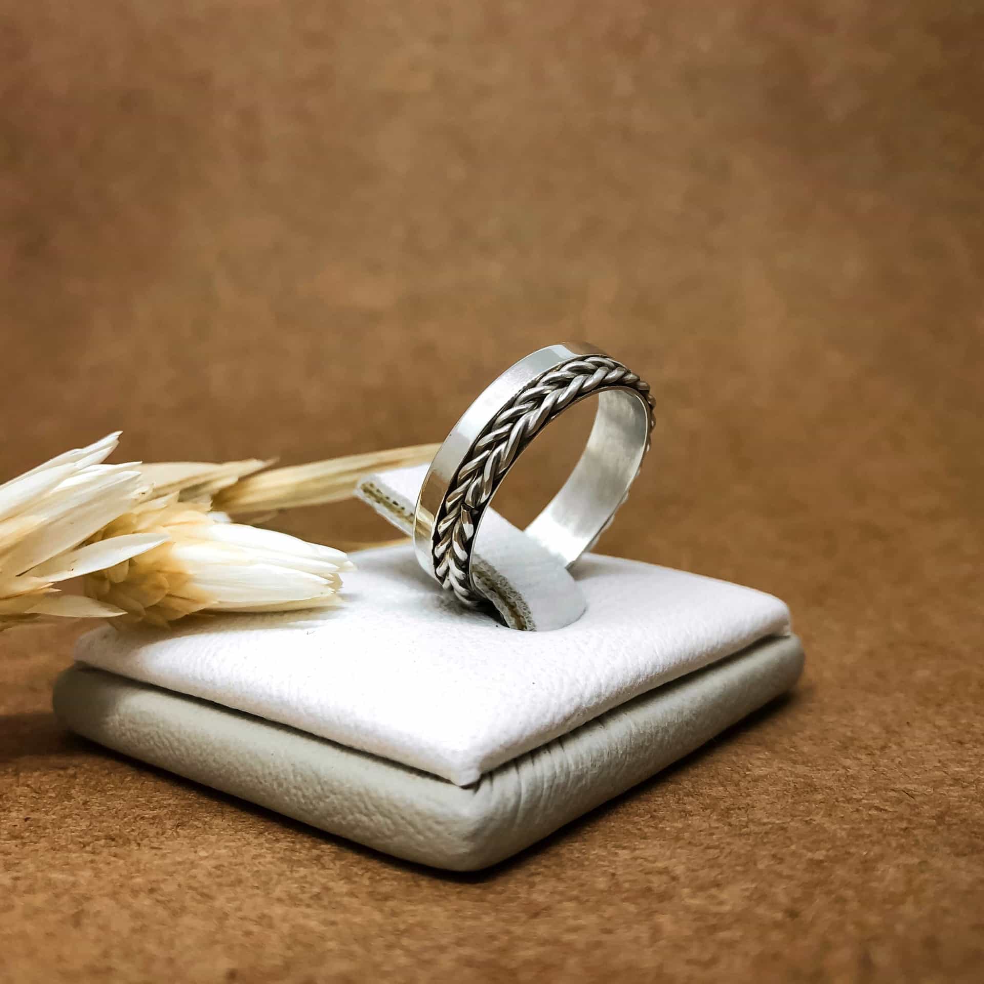 Alianza Cinta con Dos Trenzas Oro Blanco