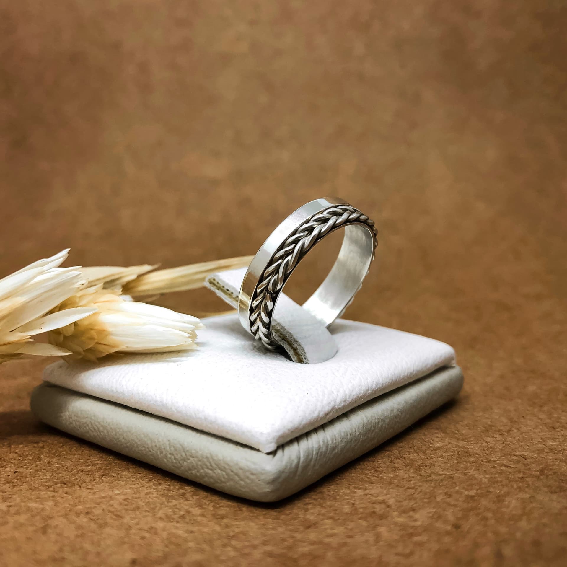 Alianza Cinta con Dos Trenzas Oro Blanco