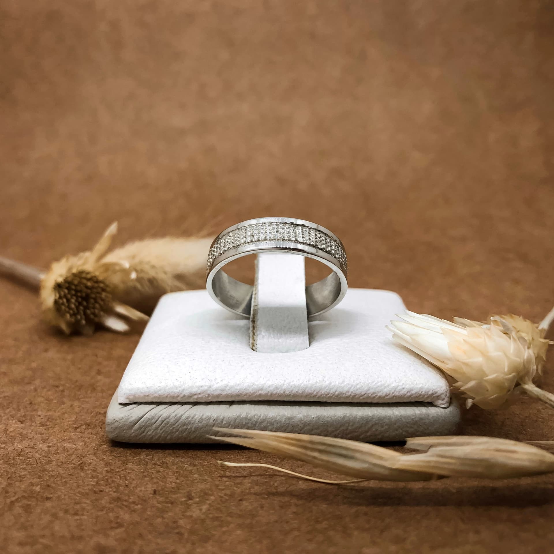 Alianza Cinta Burilada en el Centro con Bordes Pulidos Oro blanco