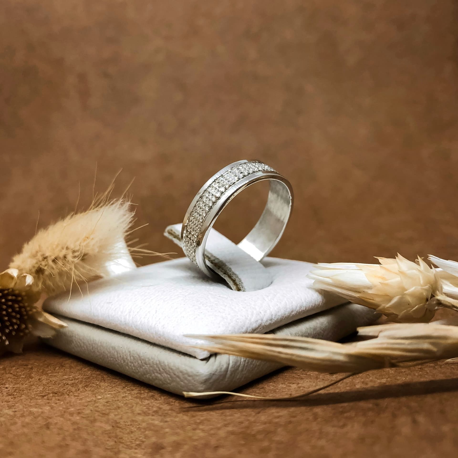 Alianza Cinta Burilada en el Centro con Bordes Pulidos Oro blanco