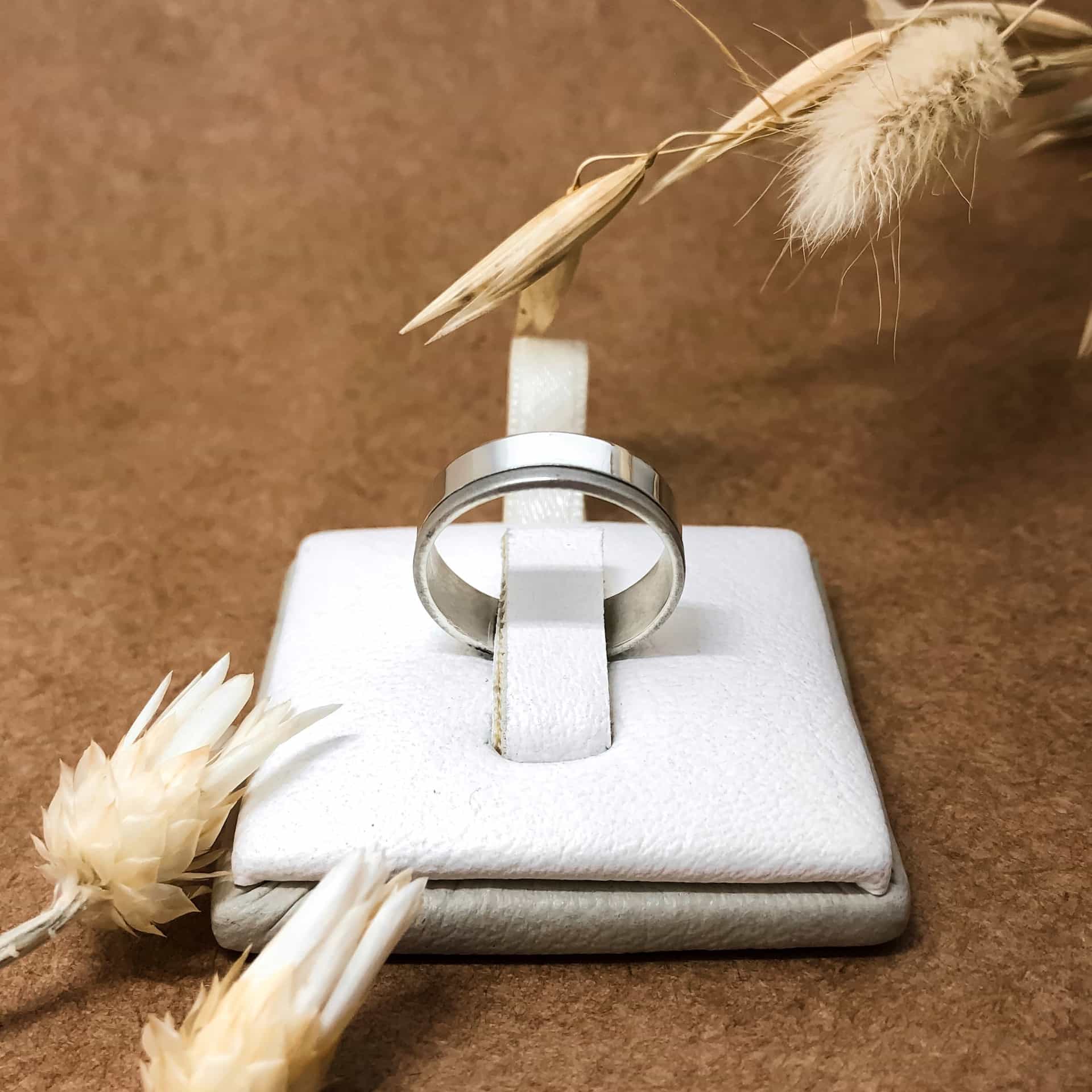 Alianza Cinta Fina con Linea Arenada Oro Blanco