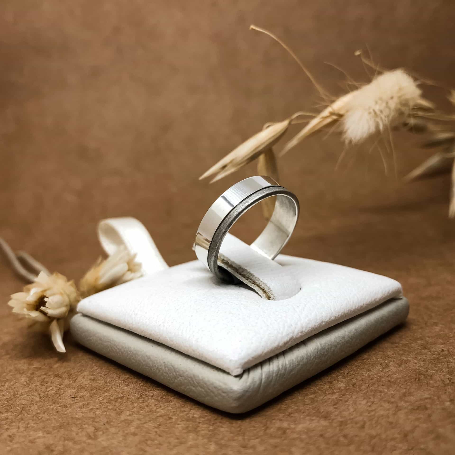 Alianza Cinta Fina con Linea Arenada Oro Blanco