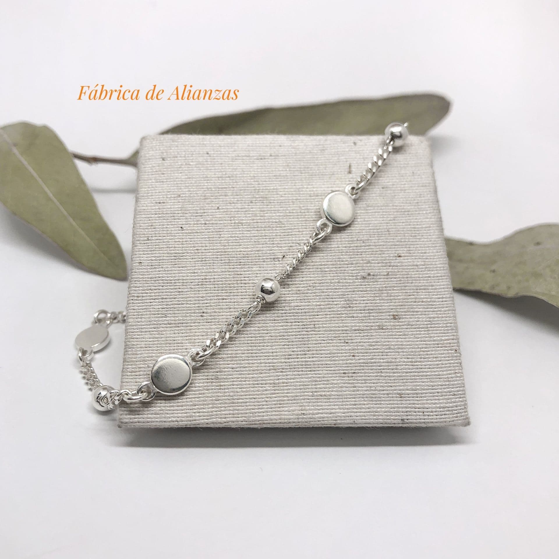 Pulsera Bolitas y Círculos Chatos