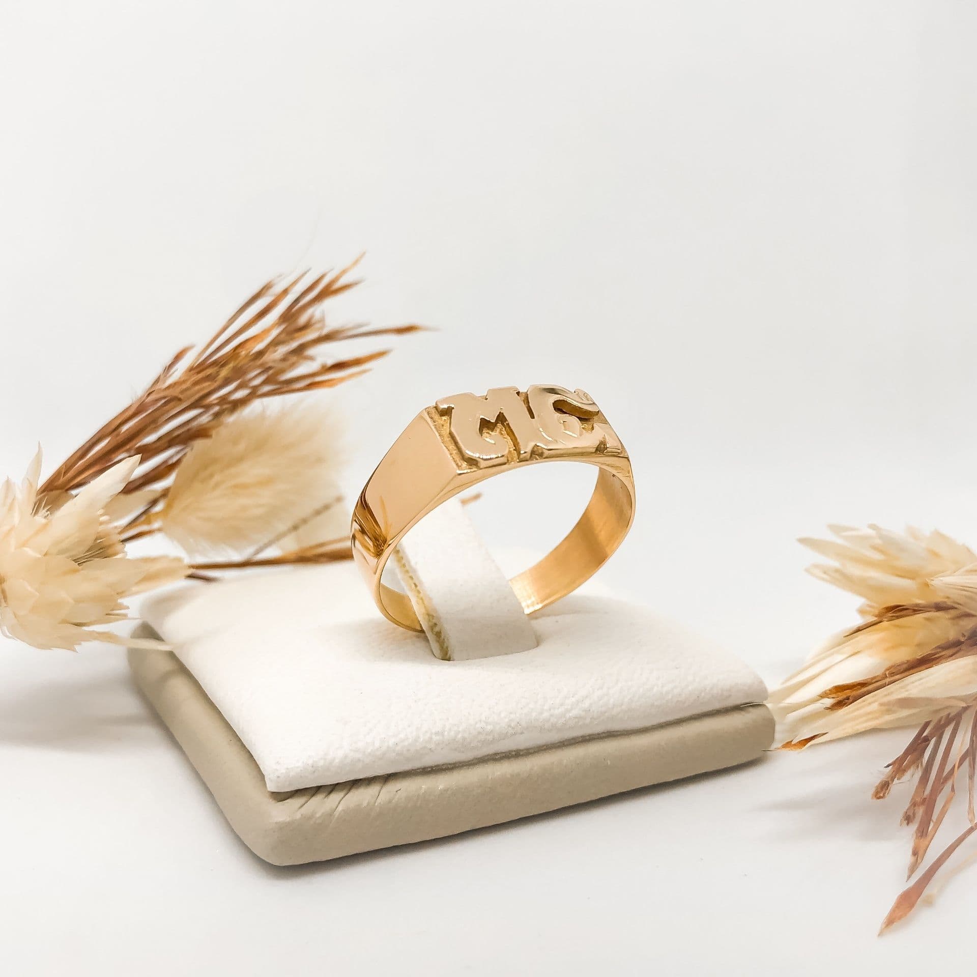 Anillo Sello con Iniciales sobre Relieve 5 Grs.