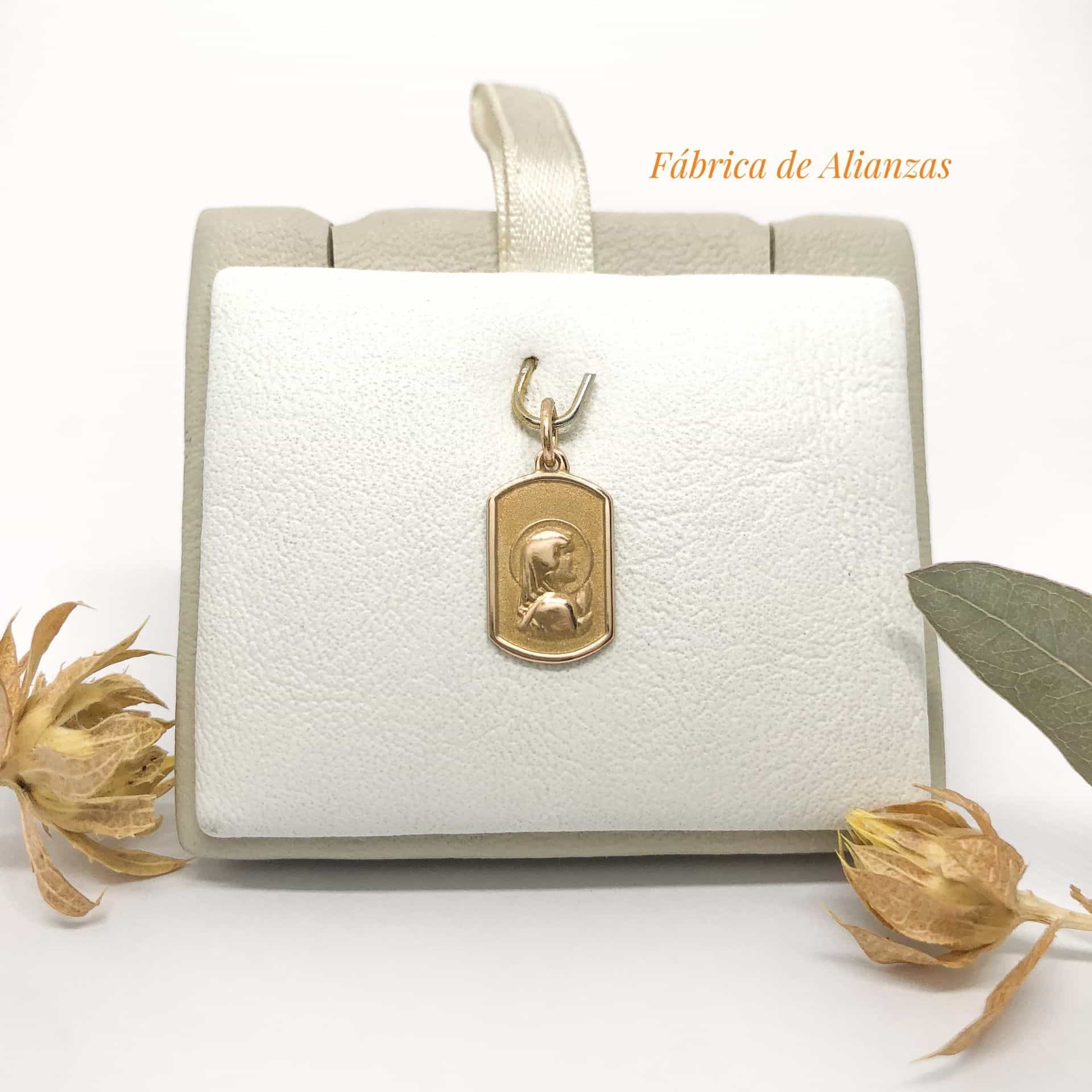 Medalla Virgen Niña Rectangular Arenada