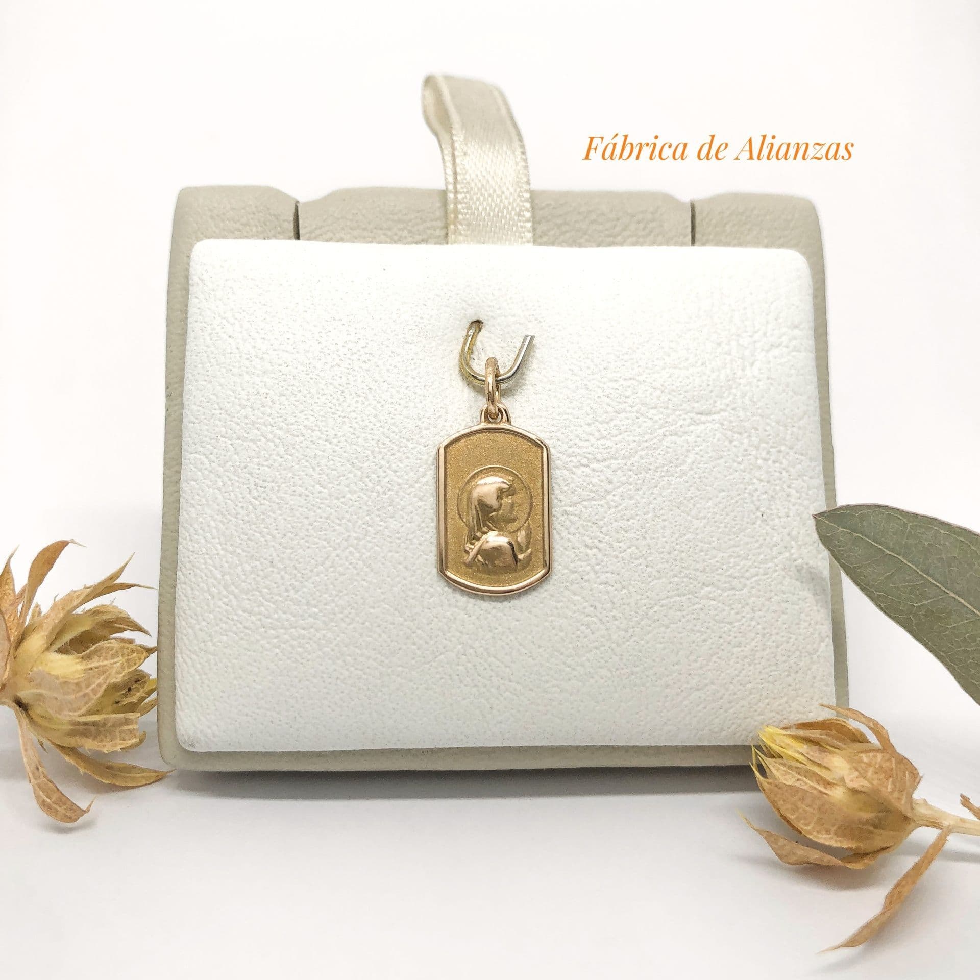 Medalla Virgen Niña Rectangular Arenada